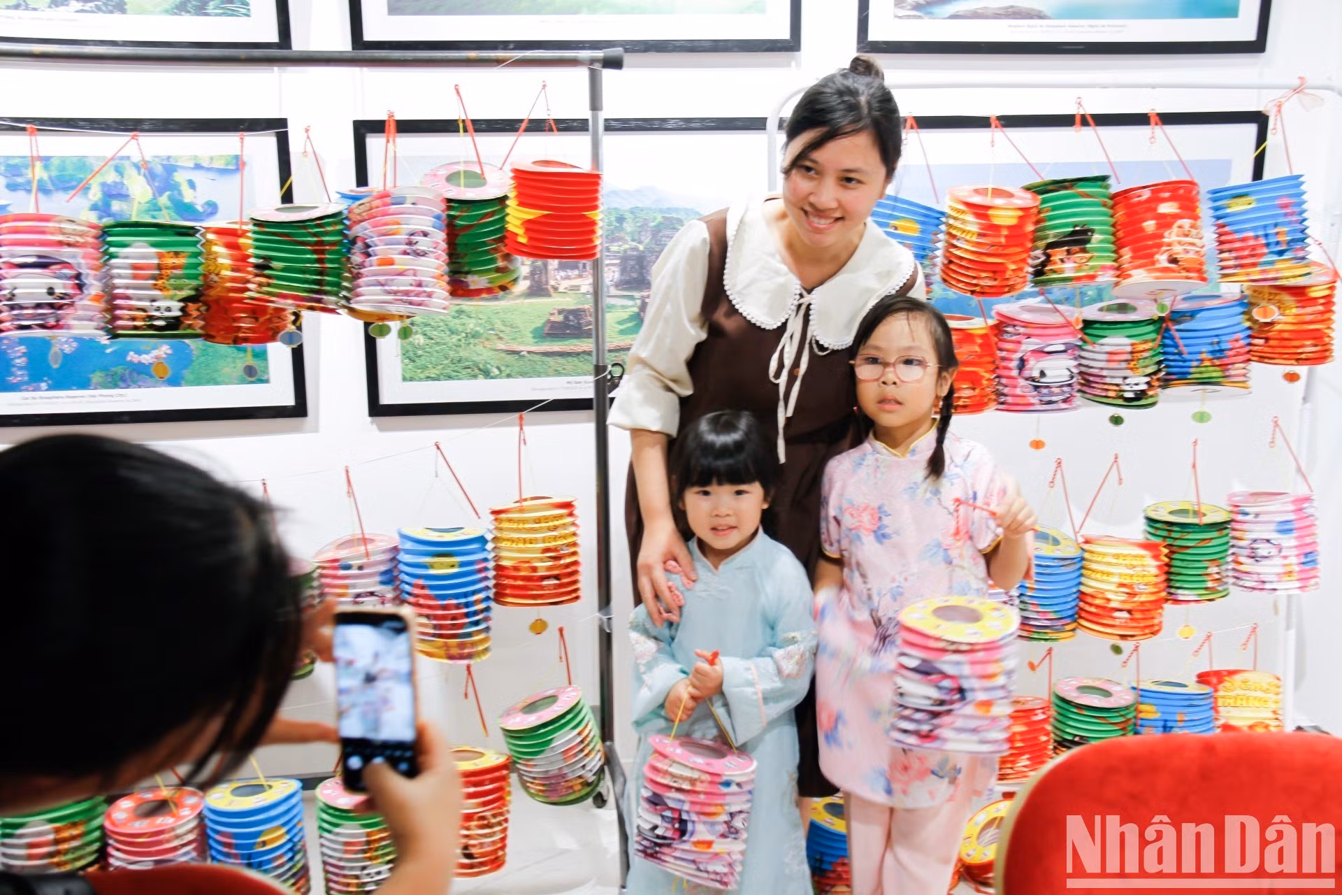 Numerosas familias vietnamitas residentes en Francia llevan a sus hijos al evento, donde imperó un ambiente de unión y calidez en el corazón de París.