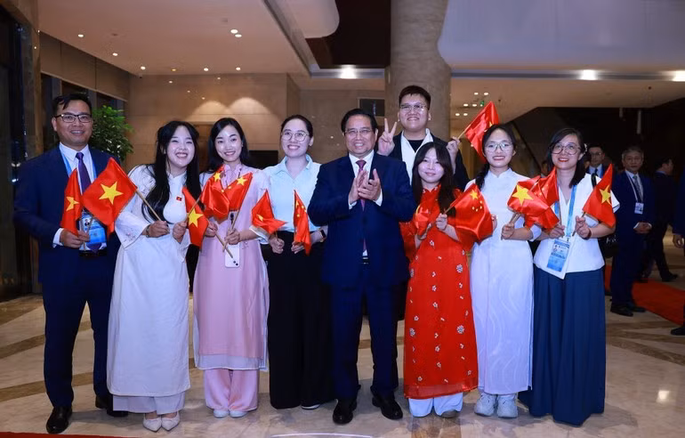 La comunidad vietnamita recibe al premier Pham Minh Chinh.