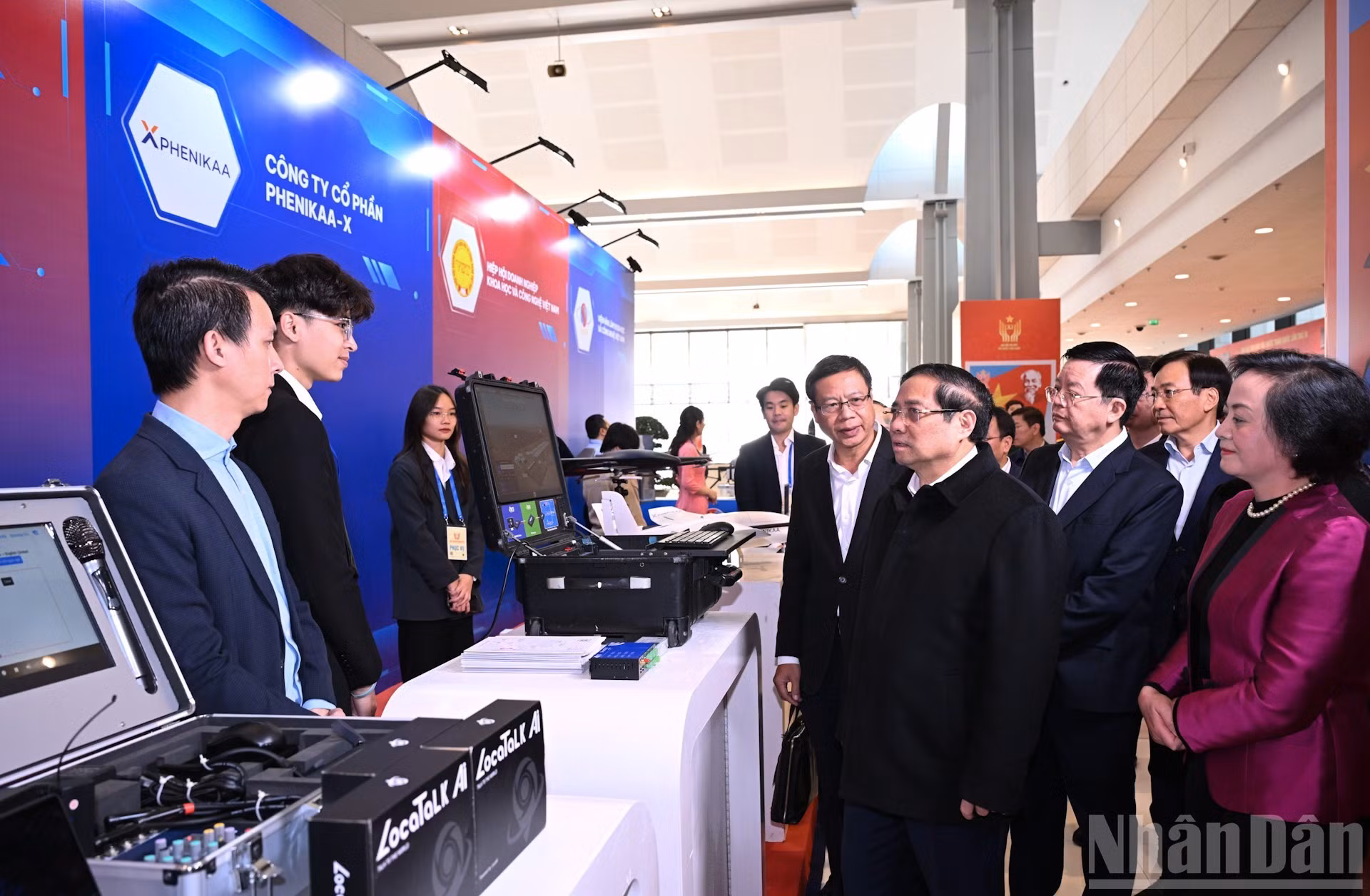 El premier Pham Minh Chinh visita el área de exhibir productos destacados.