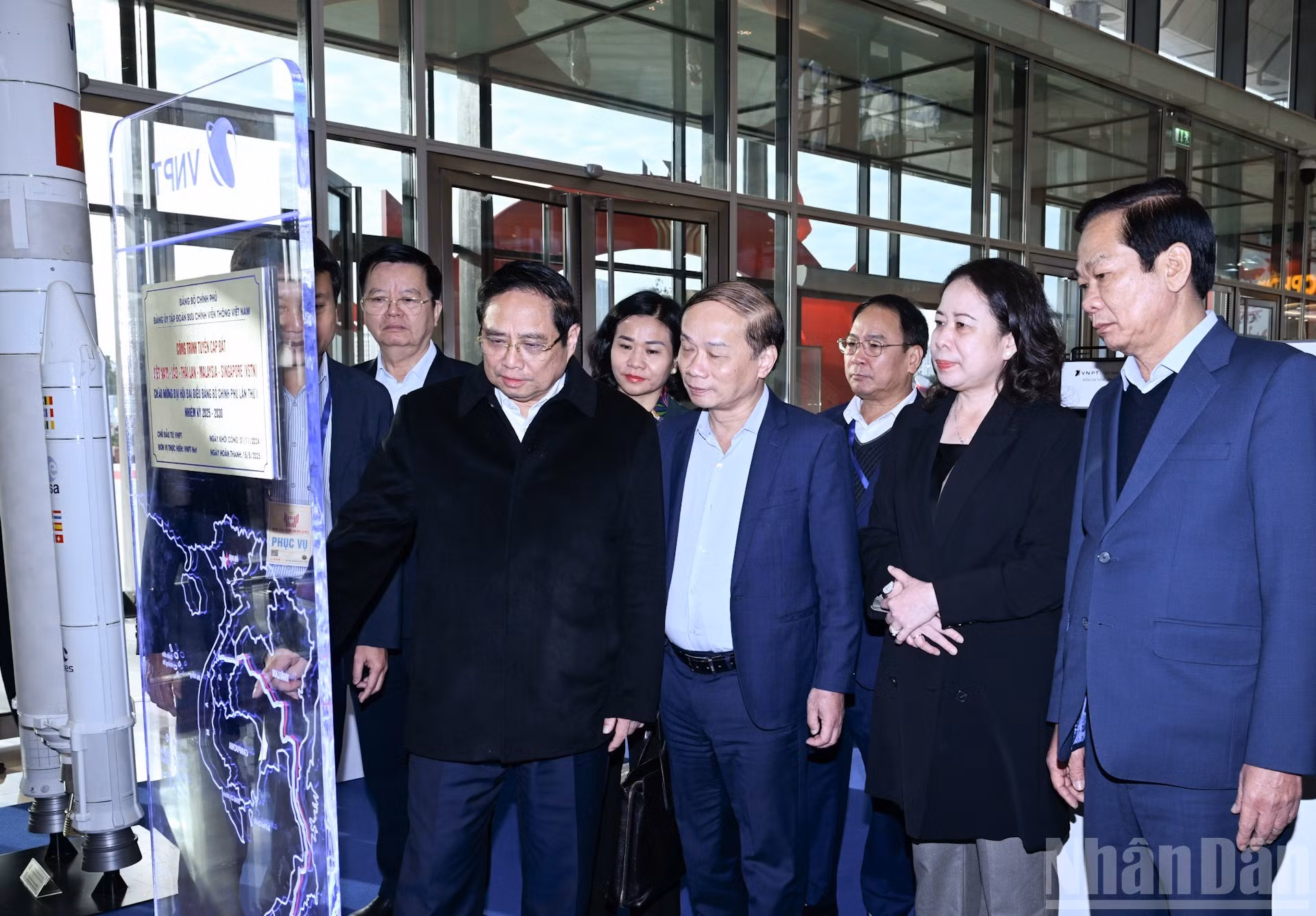 El premier Pham Minh Chinh visita la exposición de productos destacados.
