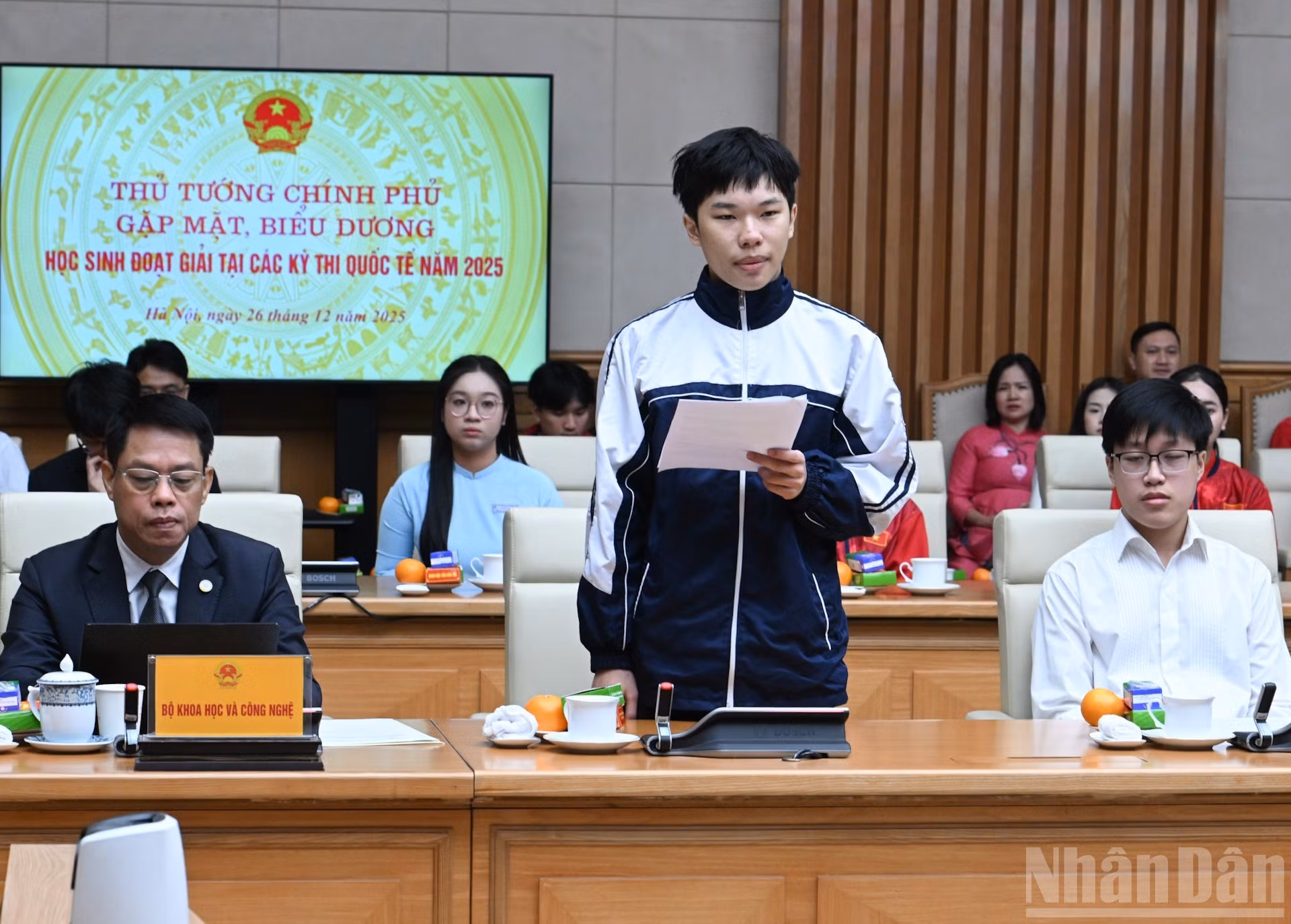 El estudiante Nguyen Duy Quan, medallista de oro en la Olimpiada Internacional de Física, habla en la cita.