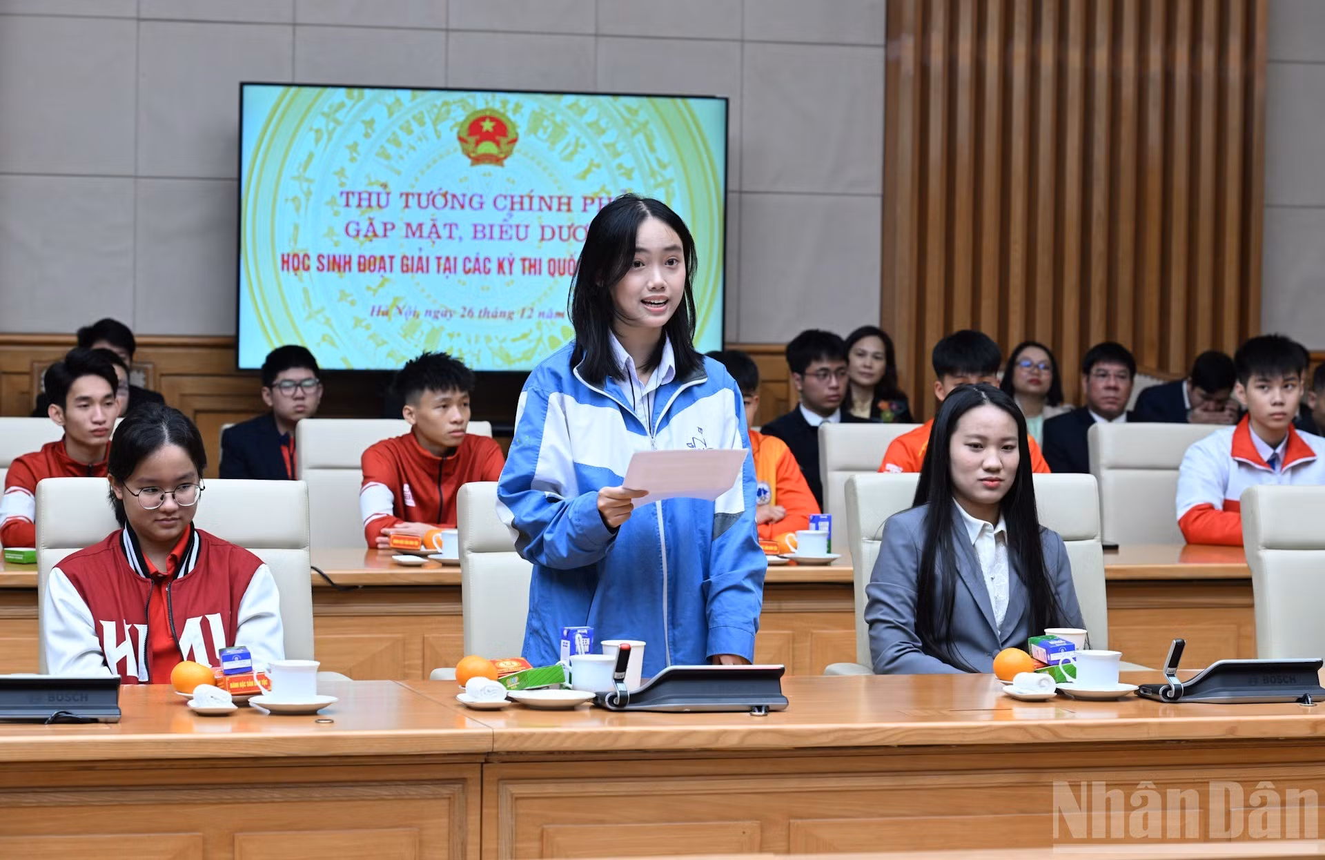 La estudiante Truong Thanh Xuan, galardona de la Medalla de Bronce en la Olimpiada Internacional de Matemáticas, habla en el encuentro.