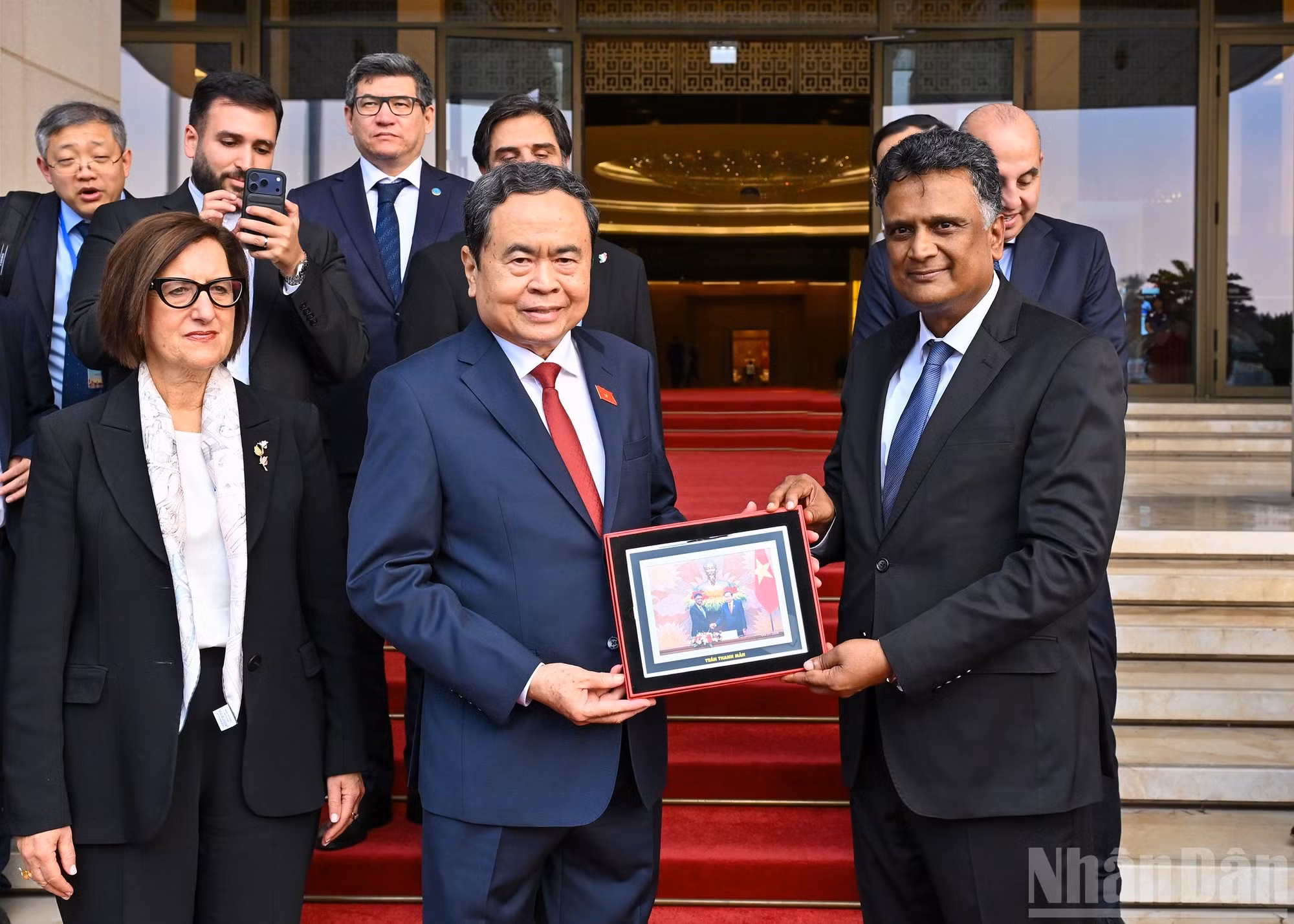 El líder parlamentario de Vietnam, Tran Thanh Man, entrega un regalo al presidente de la Organización Asiática de Entidades Fiscalizadoras Superiores (ASOSAI), Auditor General y Contralor de la India, K. Sanjay Murthy.