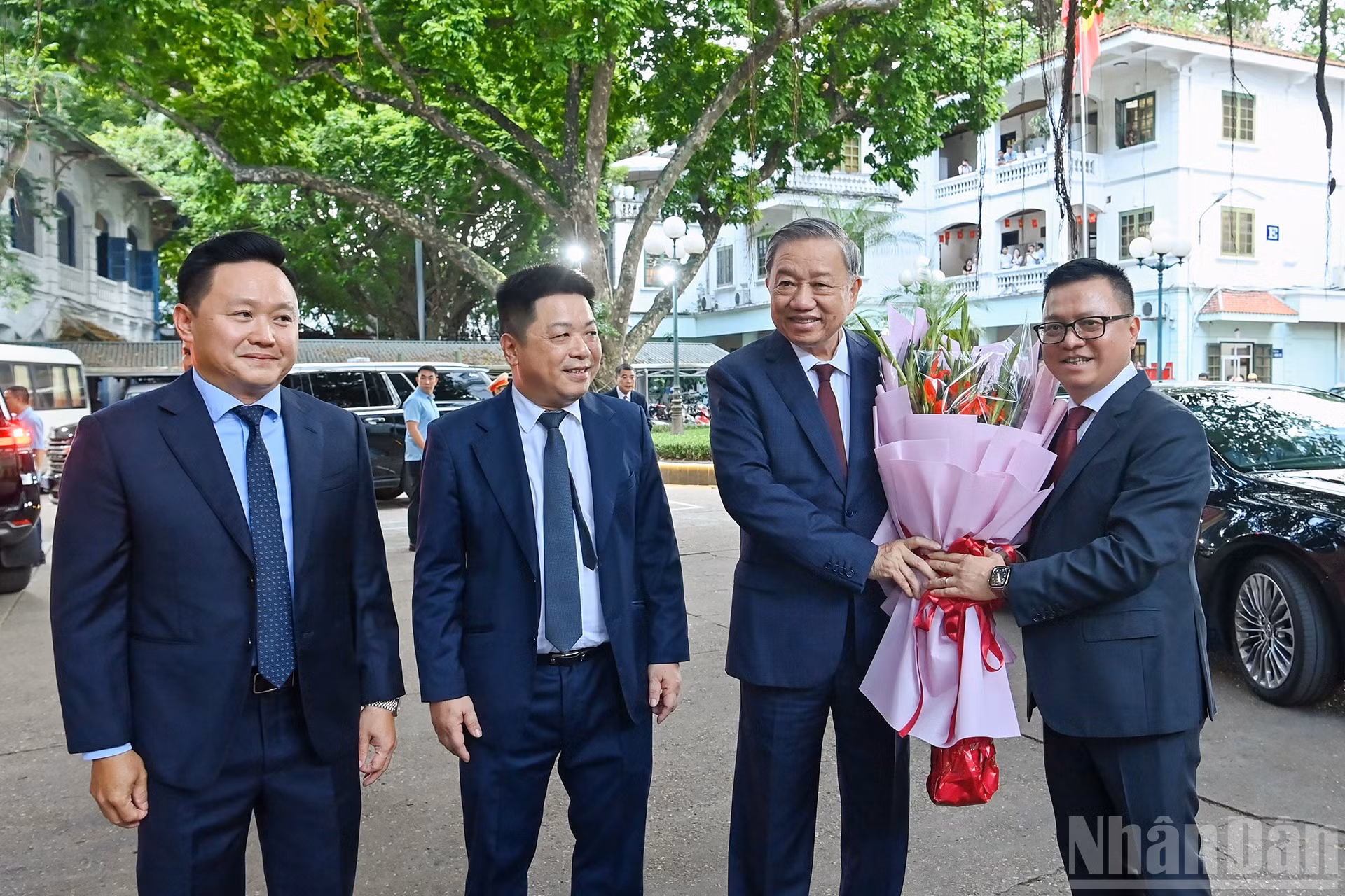 El presidente-editor del diario, Le Quoc Minh (a la derecha) recibe al secretario general To Lam.