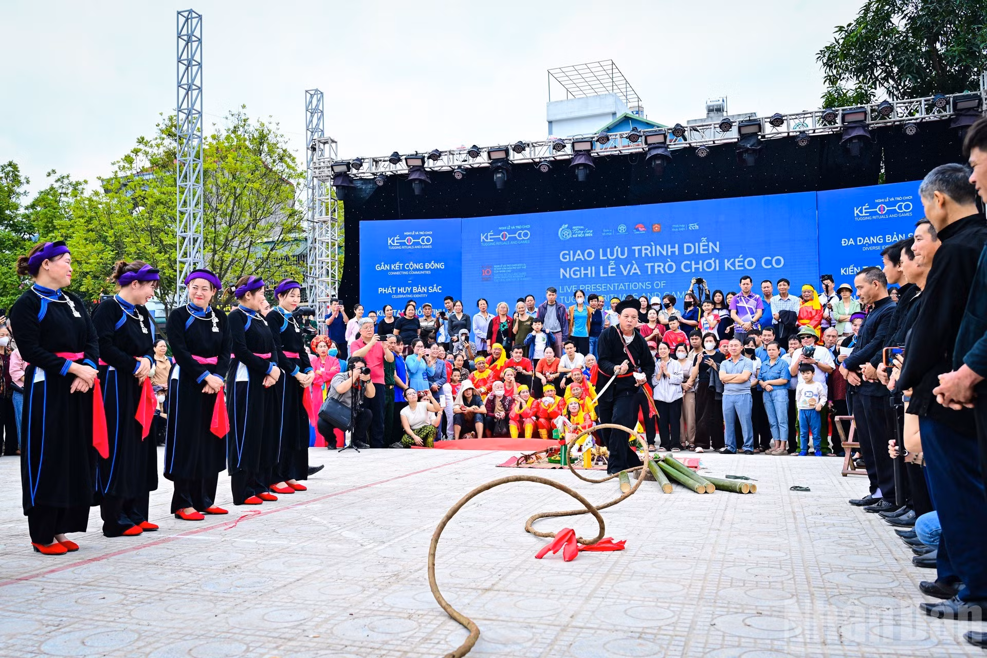 La comunidad étnica Tay de la provincia de Lao Cai realiza el rito de ofrenda para pedir una temporada agrícola abundante.