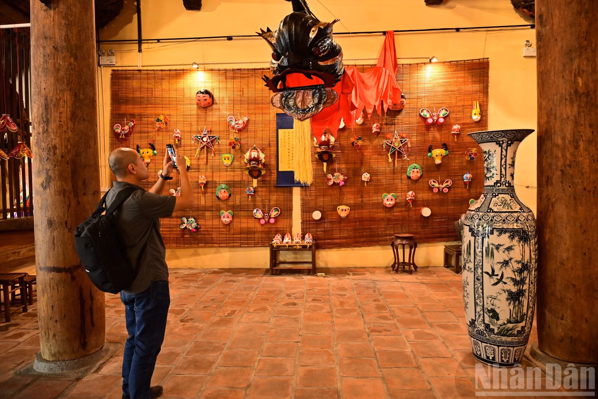 Los visitantes, amantes del arte tradicional, no dudan en capturar imágenes de esta obra restaurada con admiración y respeto por la herencia cultural.