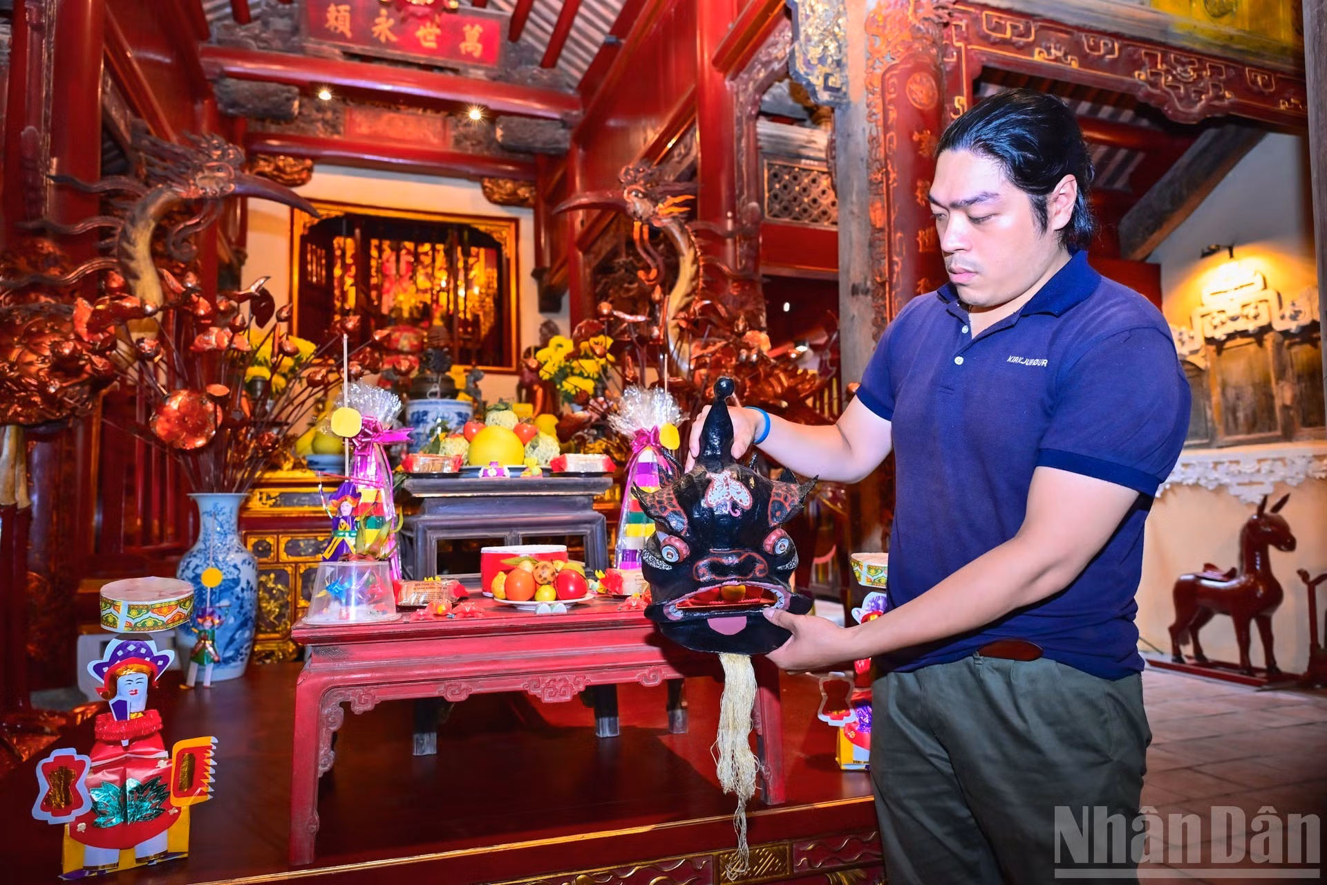 El investigador de arte Kevin Vuong consulta documentos del Museo de Francia y del Instituto de Extremo Oriente de Vietnam y logró restaurar de manera vivaz y auténtica una cabeza de león del norte vietnamita utilizando bambú, papel dó y laca tradicional.