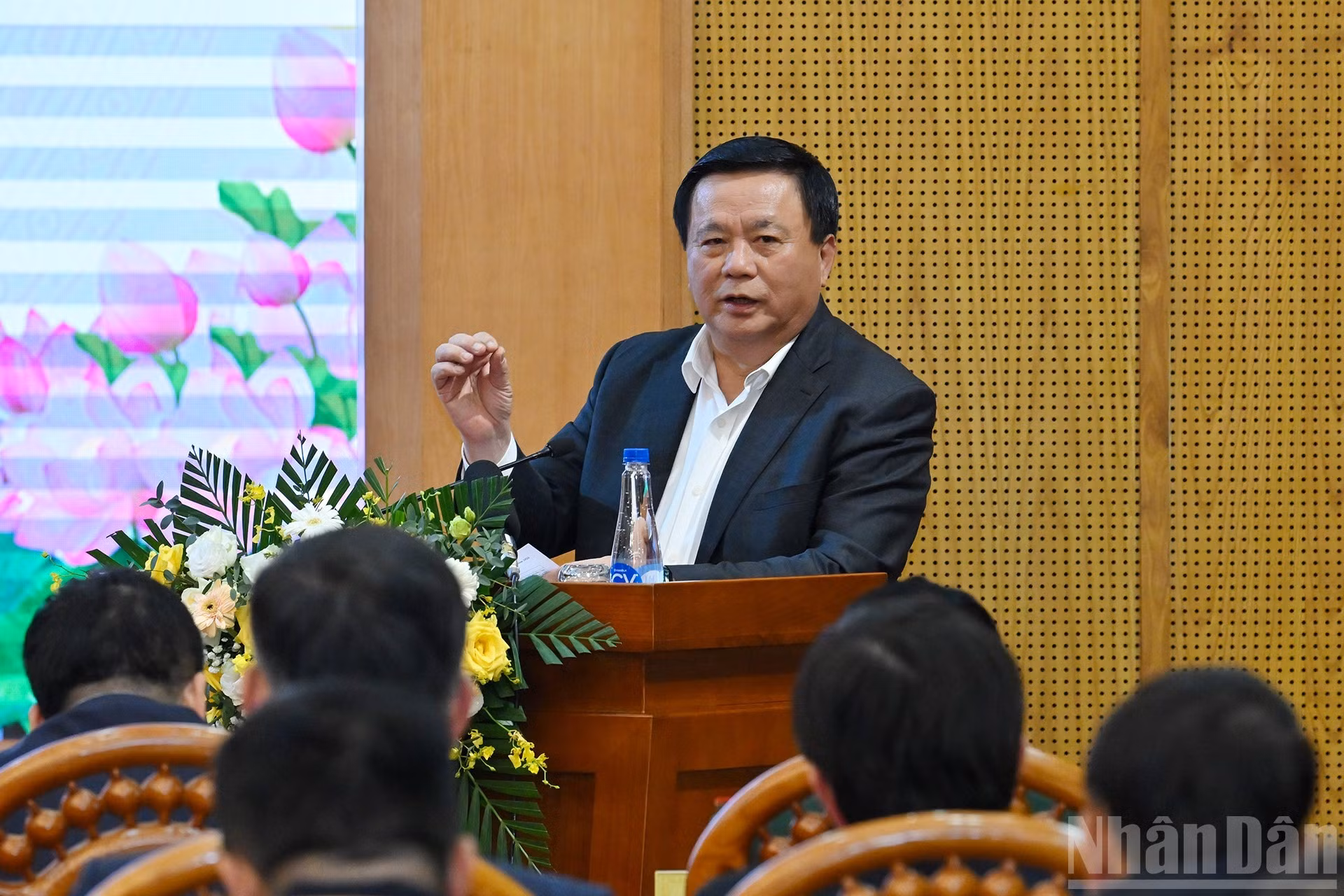 El director de la Academia Política Nacional Ho Chi Minh, Nguyen Xuan Thang, toma la palabra en la cita.
