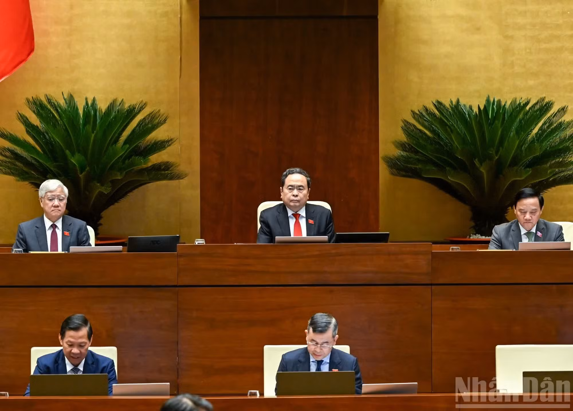 El presidente de la Asamblea Nacional de Vietnam, Tran Thanh Man, dirige la sesión.