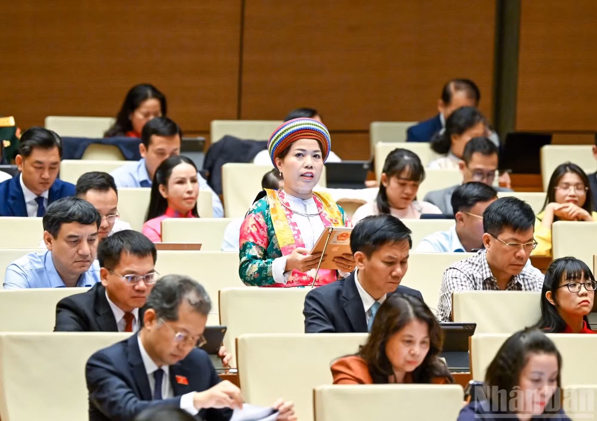 La diputada de la provincia de Tuyen Quang, Ly Thi Lan, presenta su opinión.