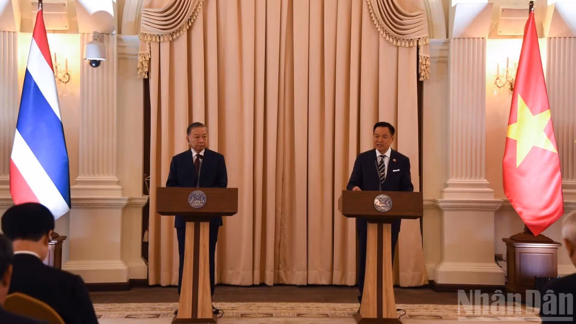 El secretario general del Partido Comunista y presidente de Vietnam, To Lam, y el primer ministro de Tailandia, Anutin Charnvirakul, en la rueda de prensa.