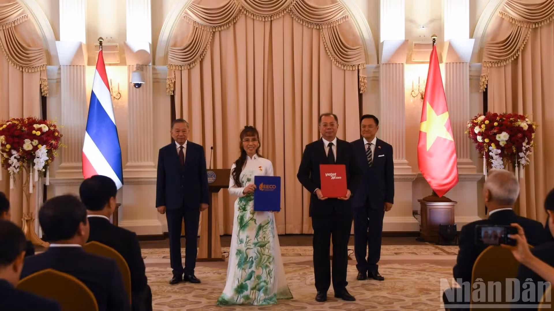 La entrega del Memorando de entendimiento sobre la cooperación para el desarrollo del Proyecto del Centro de Mantenimiento, Reparación y Operaciones entre la aerolínea vietnamita, Vietjet, y la Oficina del Corredor Económico Oriental de Tailandia.