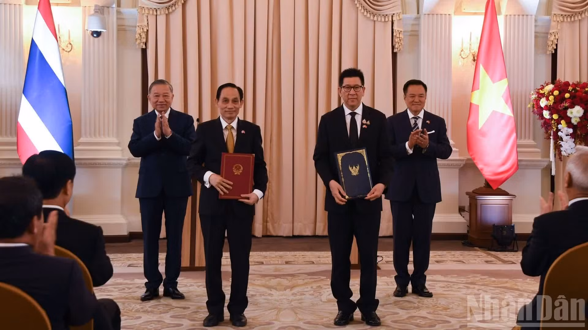 Los dos mandatarios presencian el intercambio de firmas de documentos sobre el Programa de Acción para la implementación de la Asociación Estratégica Integral Vietnam-Tailandia para el período 2026-2031.