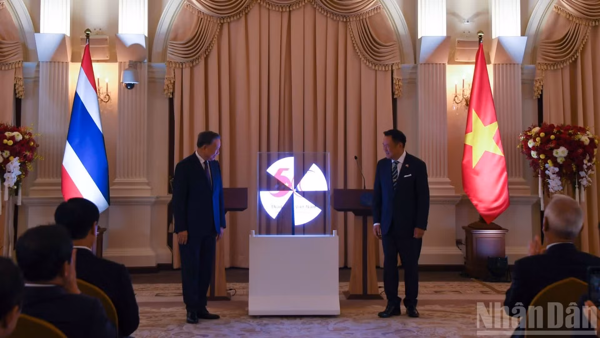 Ambos dirigentes presentan el logotipo conmemorativo por el 50 aniversario de las relaciones diplomáticas entre Vietnam y Tailandia.