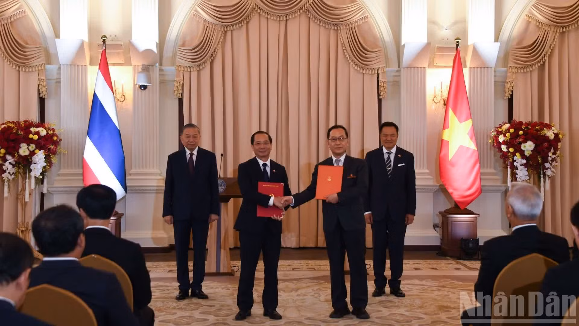 La firma del Memorando de entendimiento sobre la cooperación entre la Academia de Política, Administración y Gestión Pública de Vietnam y la Universidad dê Khon Kaen de Tailandia.