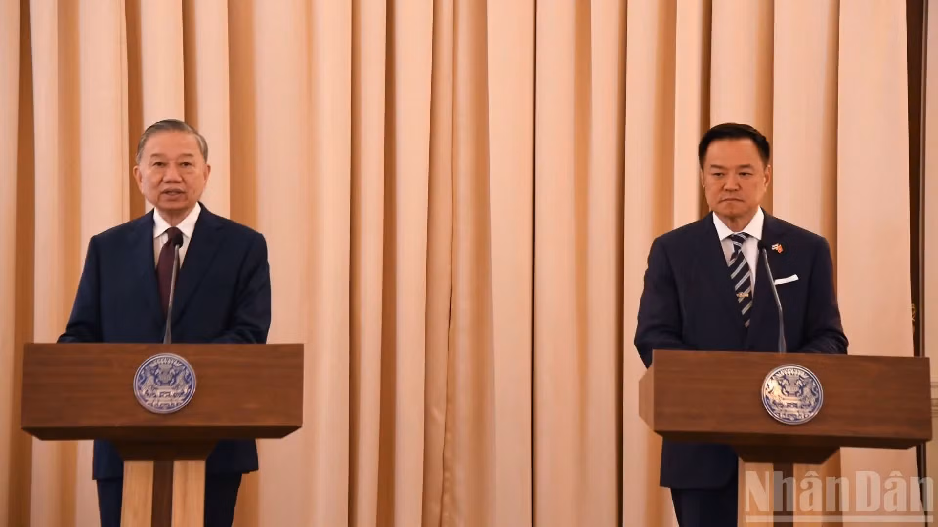El secretario general del Partido Comunista y presidente de Vietnam, To Lam, y el primer ministro de Tailandia, Anutin Charnvirakul, informan resultados de conversaciones oficiales.
