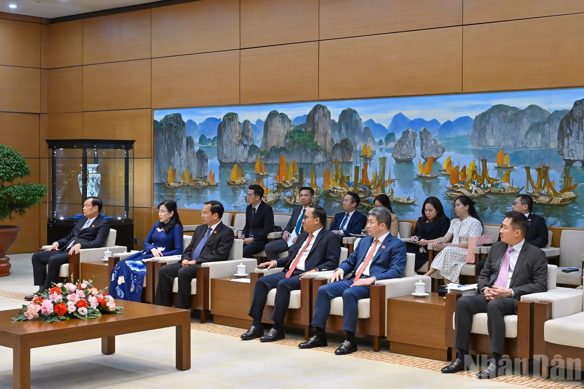 Funcionarios vietnamitas en el encuentro.