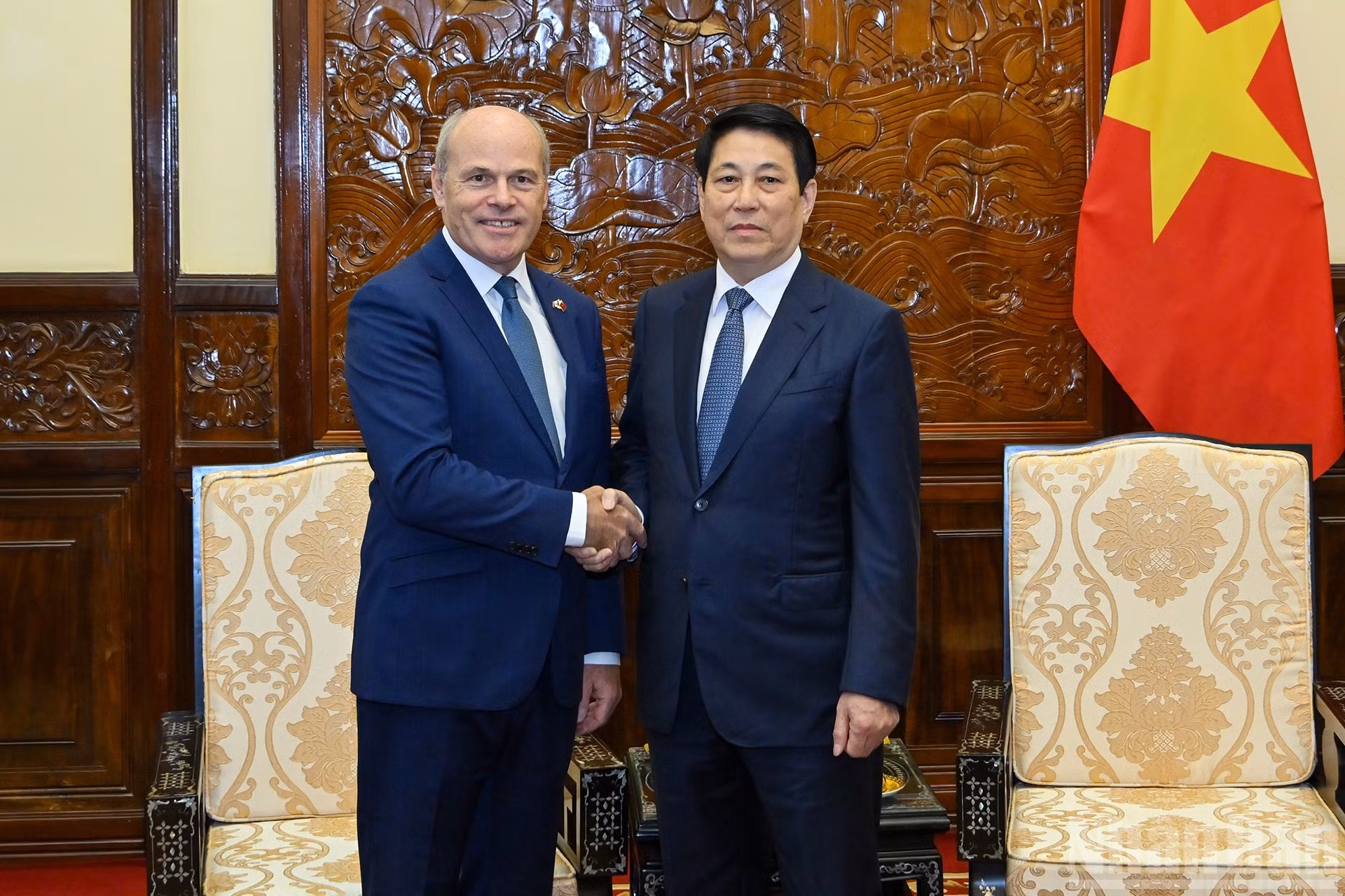 El presidente de Vietnam, Luong Cuong, y el embajador canadiense, James Nickel.