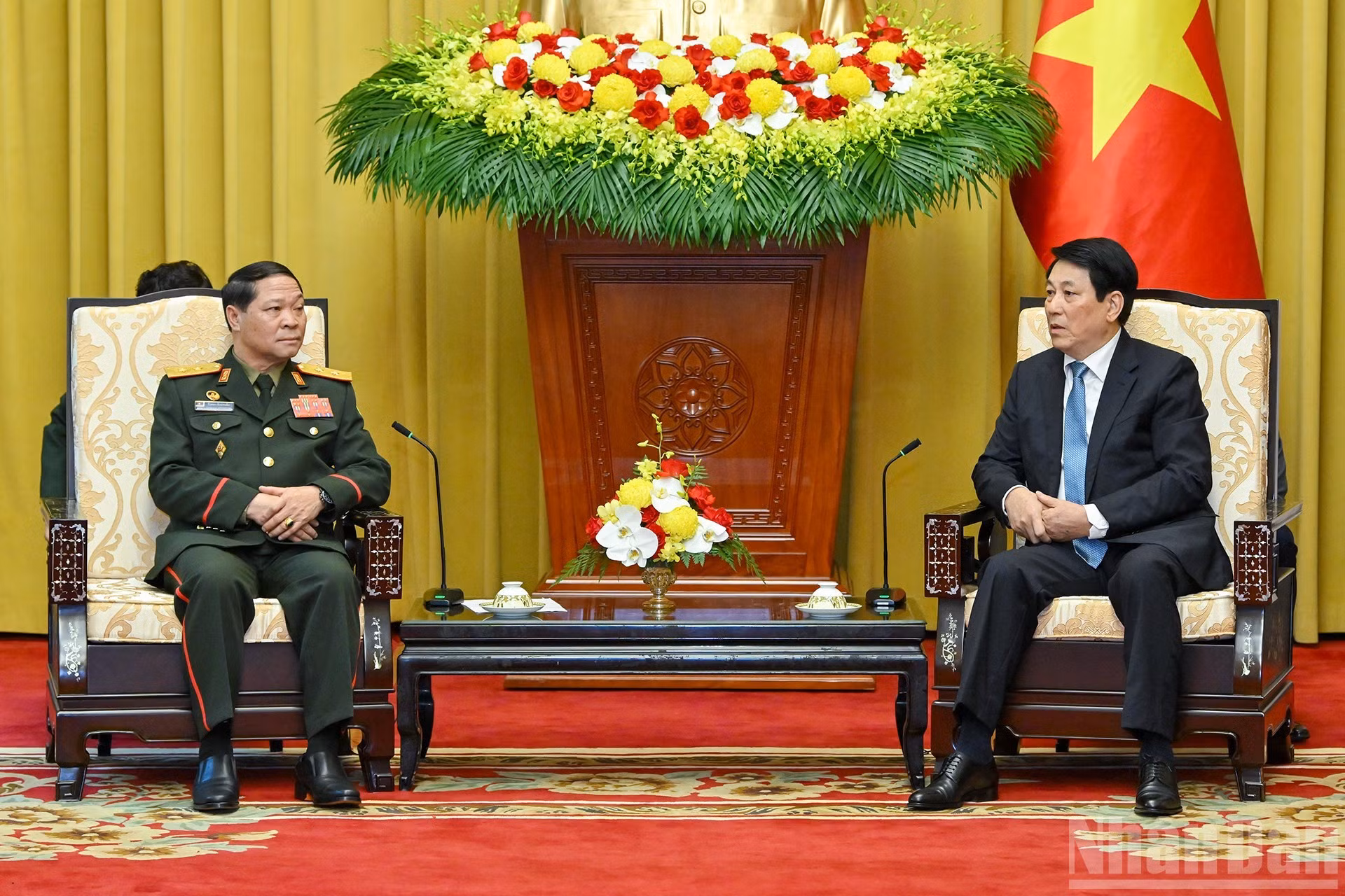 El presidente de Vietnam, Luong Cuong, conversa con el teniente general Vongsone Inpanphim, viceministro de Defensa, jefe de la Dirección General de Política del Ejército Popular de Laos.