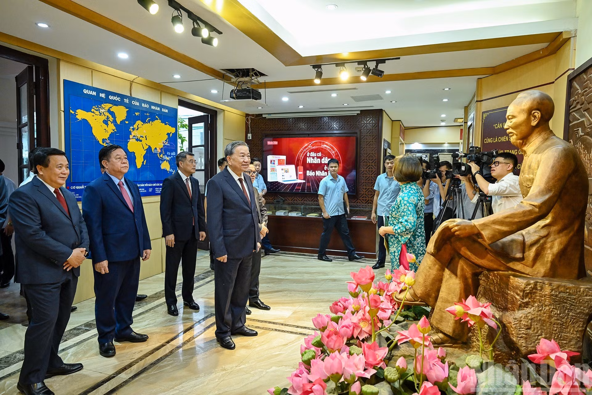 El secretario general To Lam visita la Sala de Tradición del periódico Nhan Dan.
