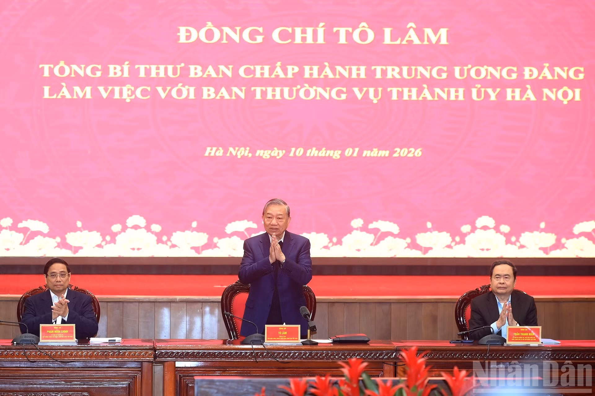 El secretario general To Lam (en el centro), el premier Pham Minh Chinh (a la izquierda) y el presidente de la Asamblea Nacional, Tran Thanh Man, dirige la reunión.