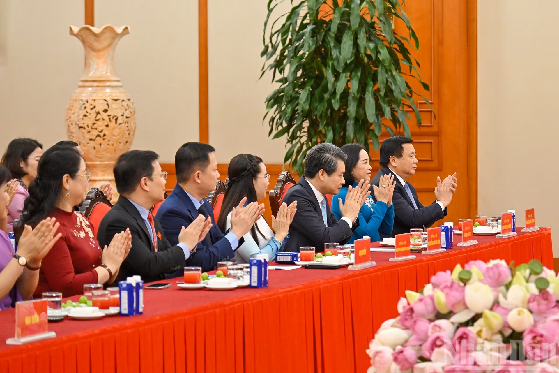 El director de la Academia Nacional de Política de Ho Chi Minh, Nguyen Xuan Thang; la vicepresidenta de la Asamblea Nacional, Nguyen Thi Thanh, y los delegados en la reunión.