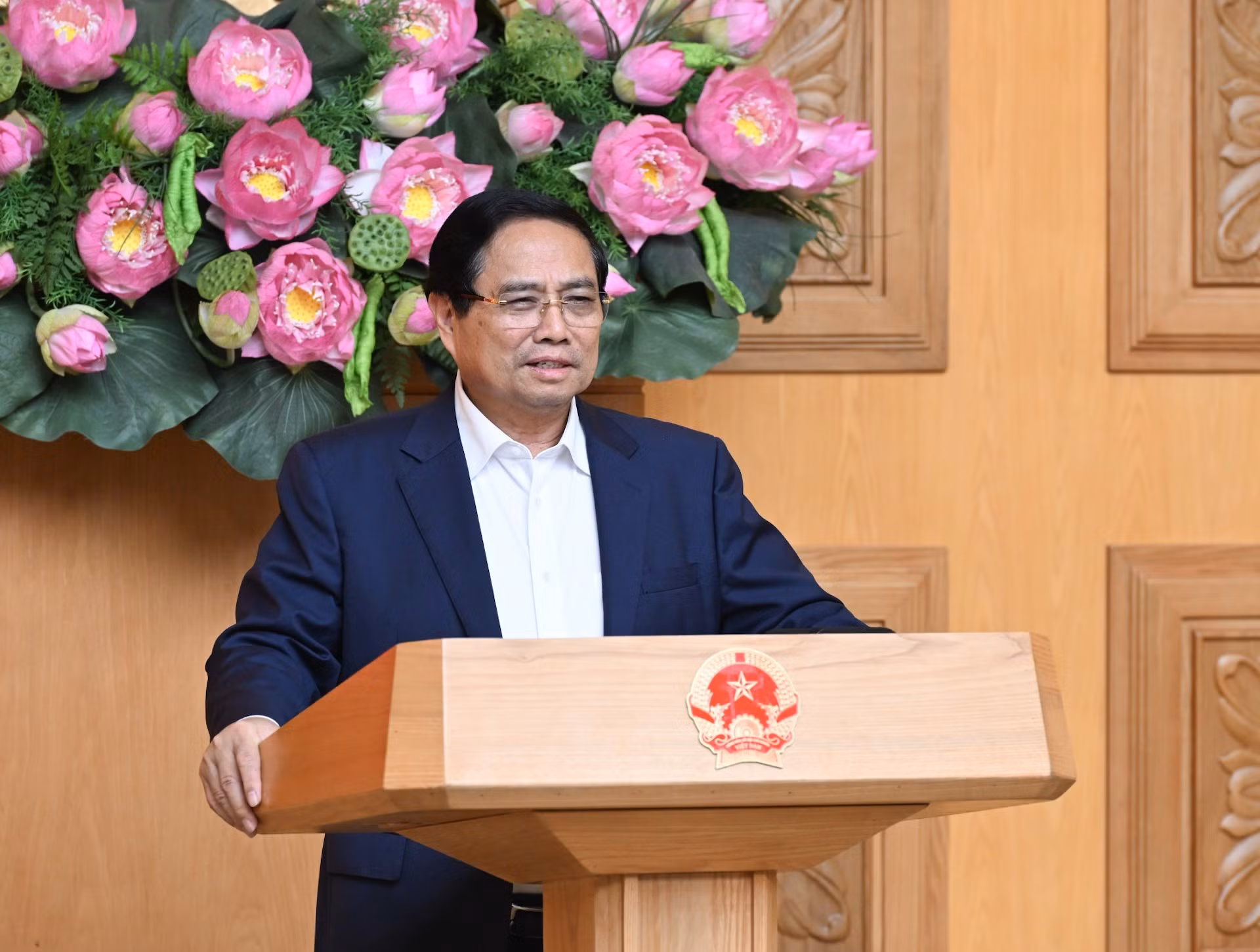 El premier Pham Minh Chinh toma la palabra en la cita.