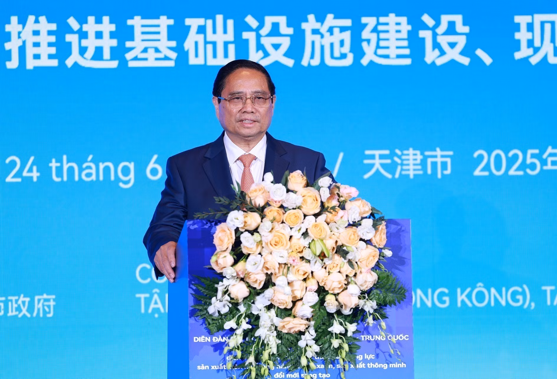 El premier Pham Minh Chinh toma la palabra en el evento.