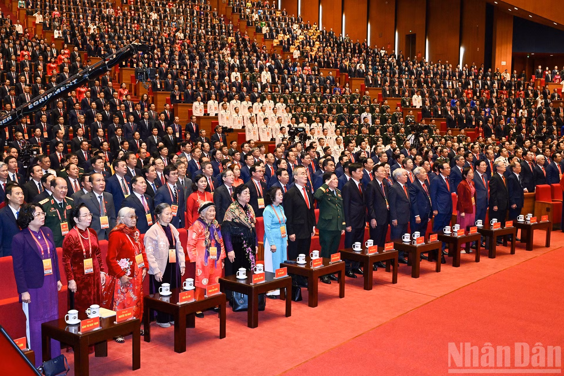 Los asistentes realizan el acto de saludo a la bandera nacional.