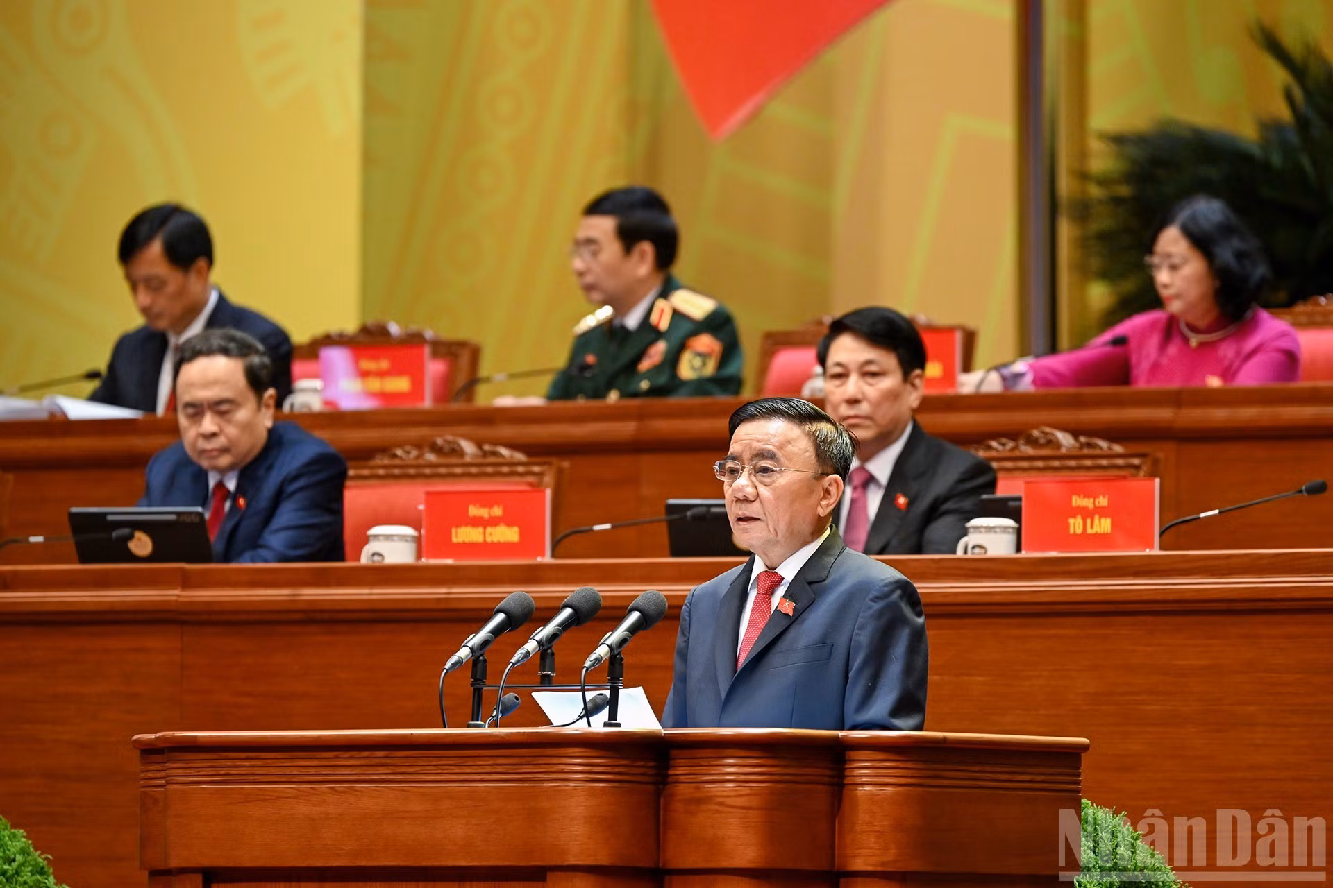 El miembro permanente del Secretariado del Comité Central del PCV, Tran Cam Tu, habla en la sesión inaugural.