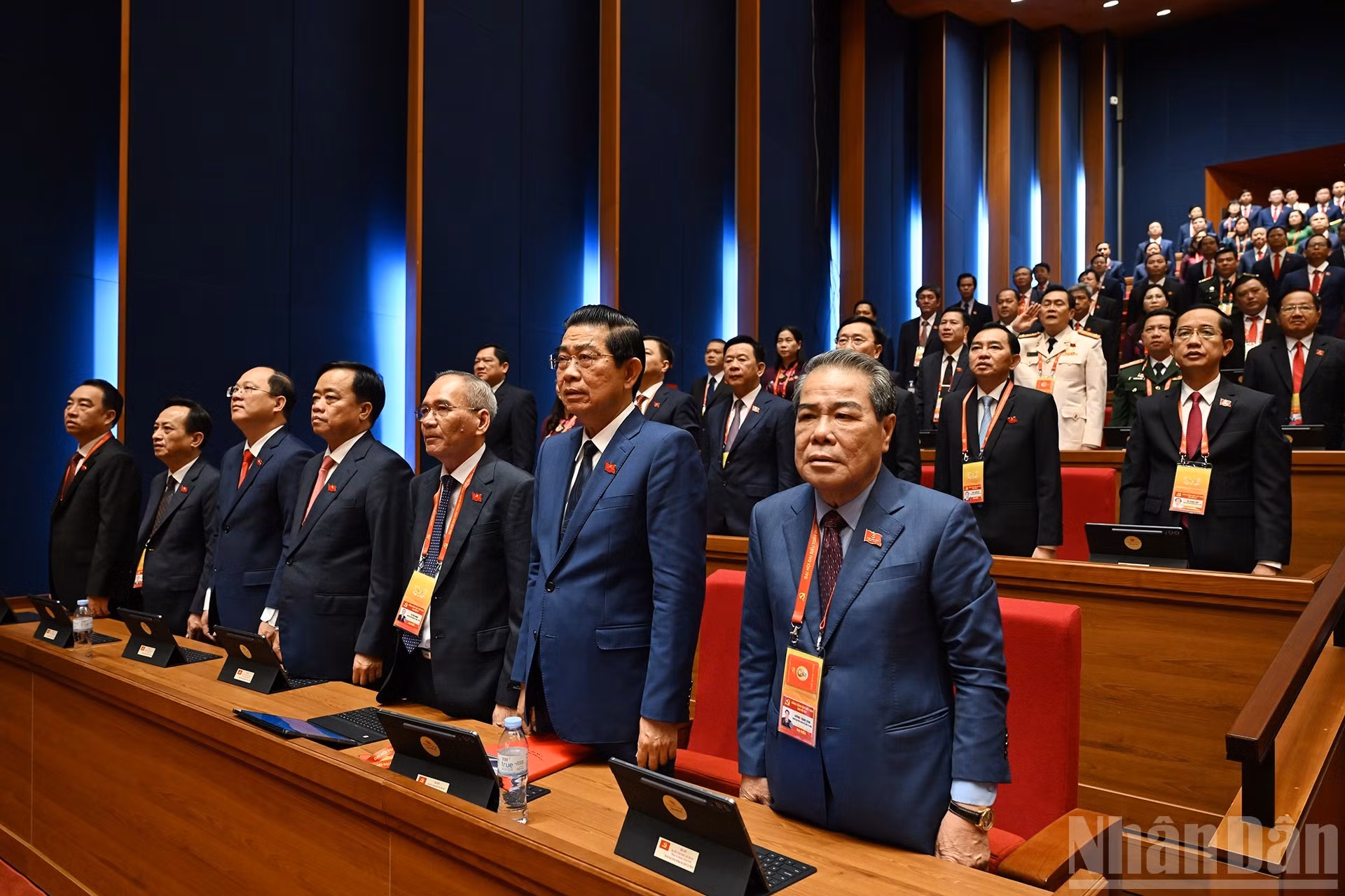 Los asistentes realizan el acto de saludo a la bandera nacional.