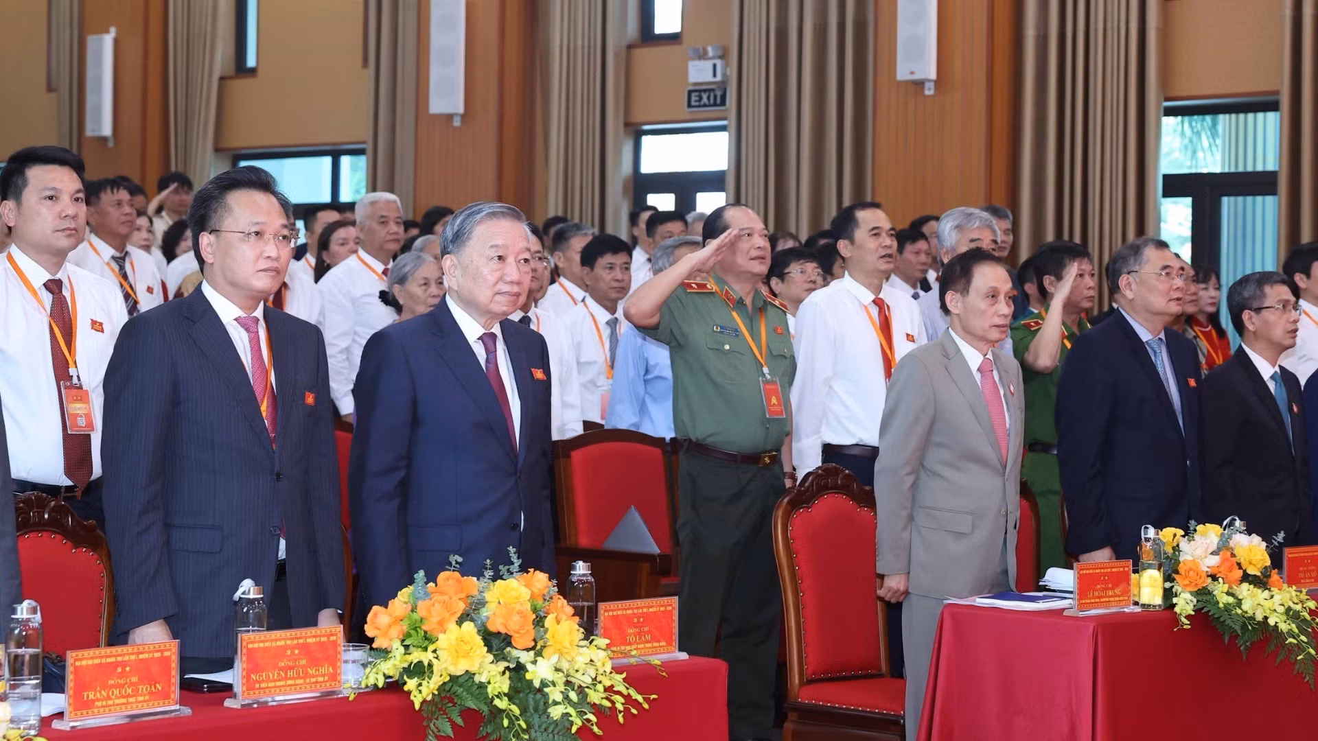 Los asistentes realizan el acto de saludo a la bandera.