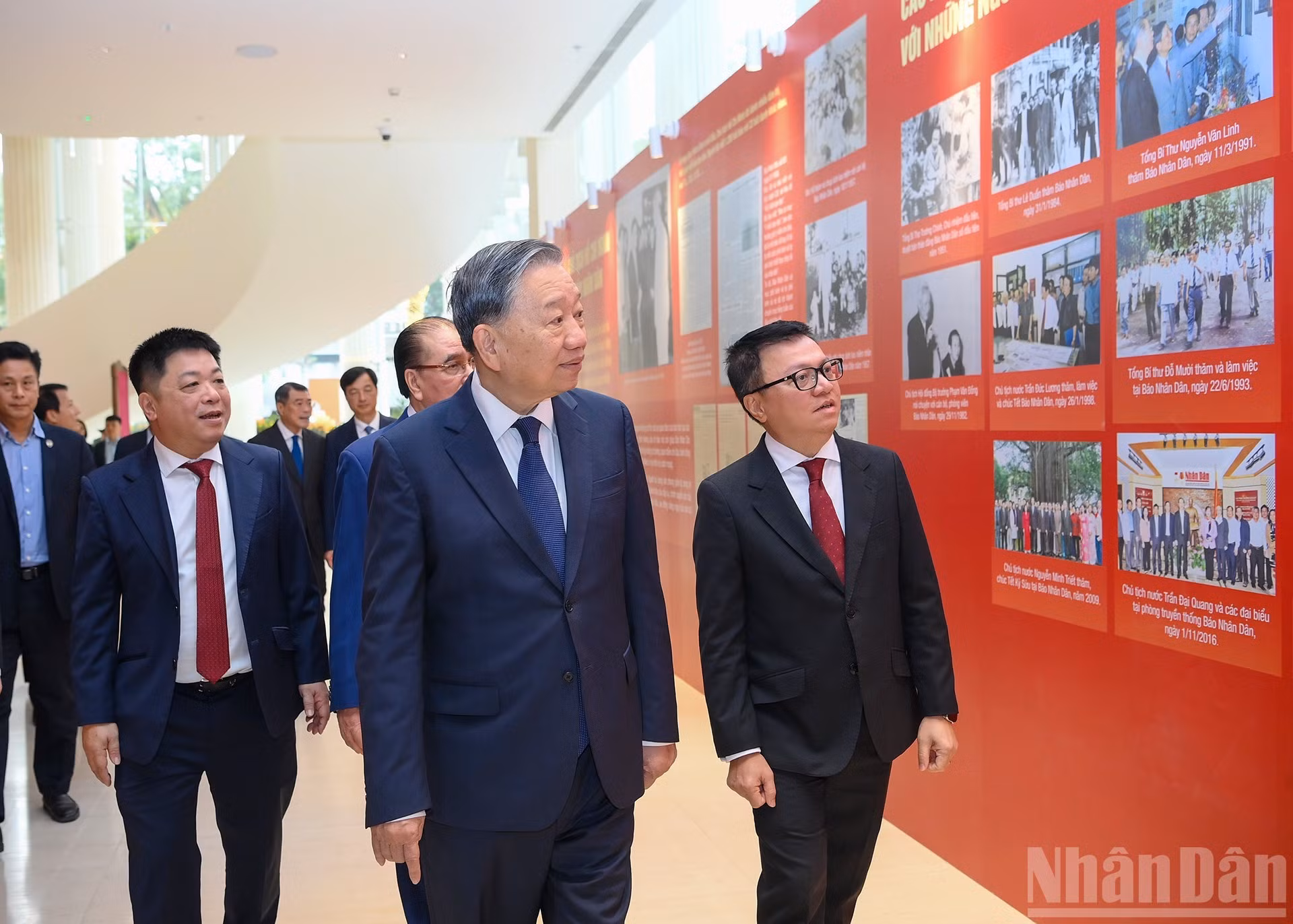 El secretario general To Lam visita una exposición sobre la tradición del periódico Nhan Dan.