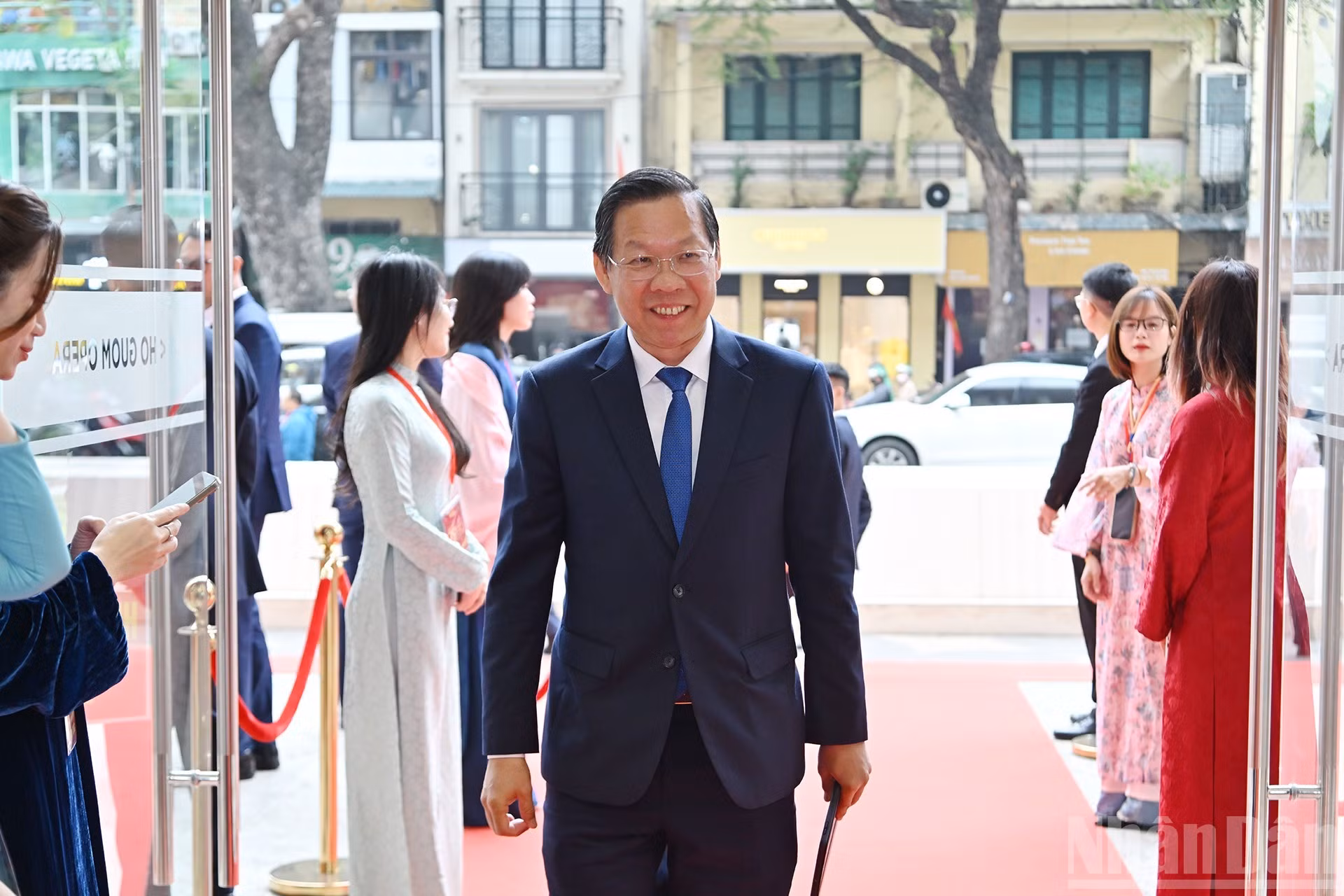 El jefe de la Comisión de Economía y Finanzas de la Asamblea Nacional de Vietnam, Phan Van Mai, asiste al acto.