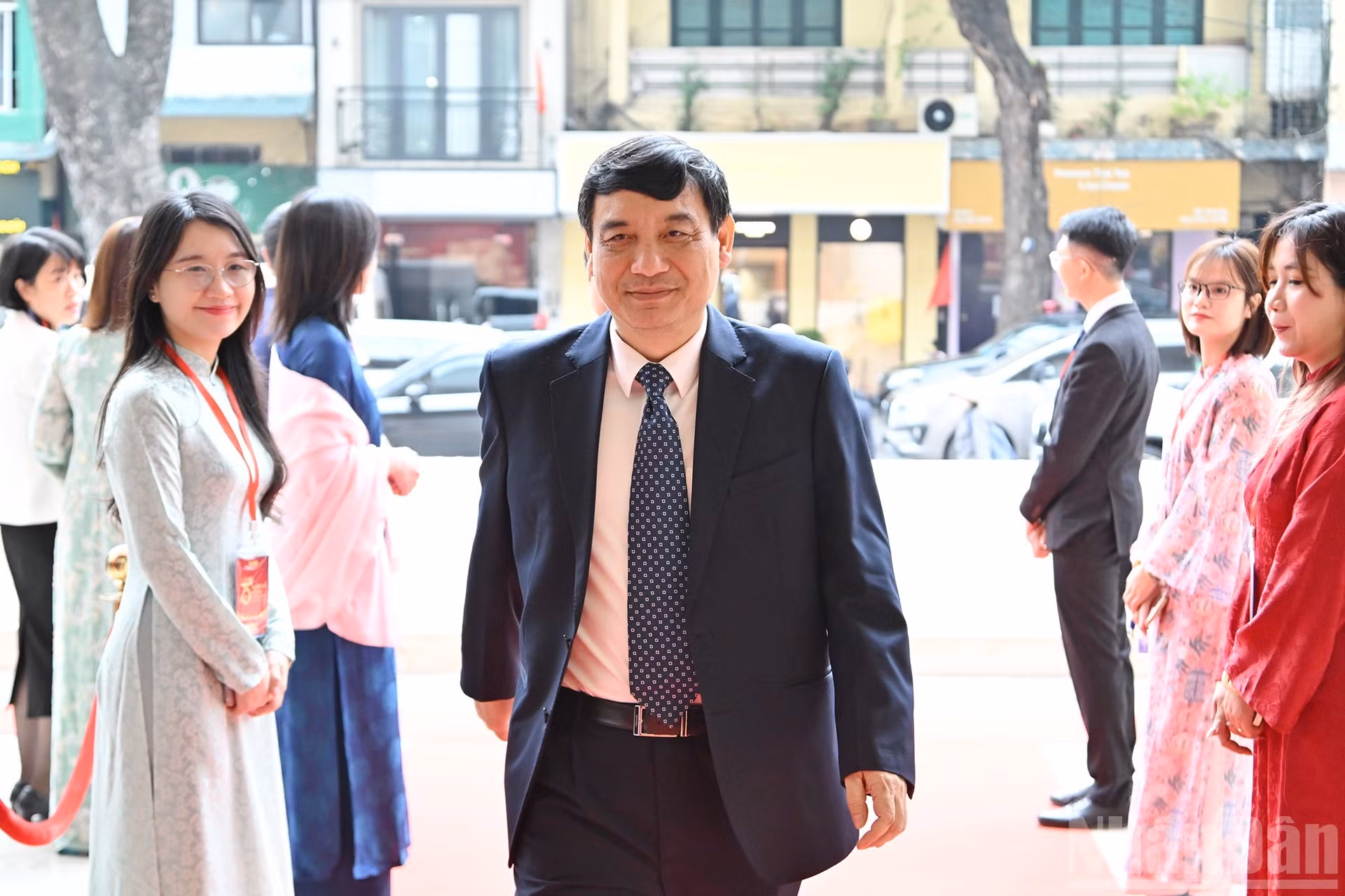 El jefe de la Comisión de Cultura y Asuntos Sociales de la Asamblea Nacional de Vietnam, Nguyen Dac Vinh, asiste al acto.