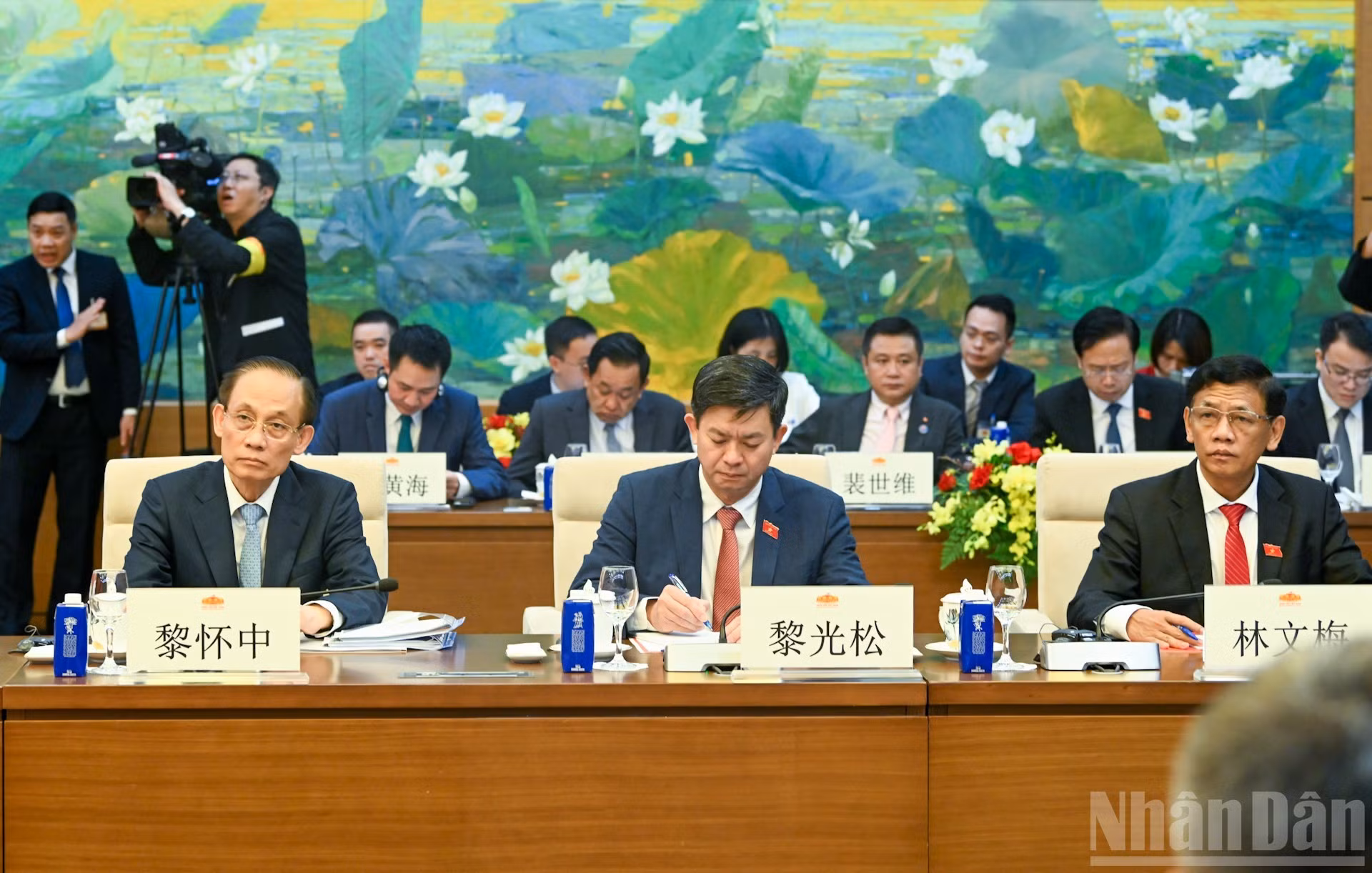 Funcionarios vietnamitas asisten al encuentro.