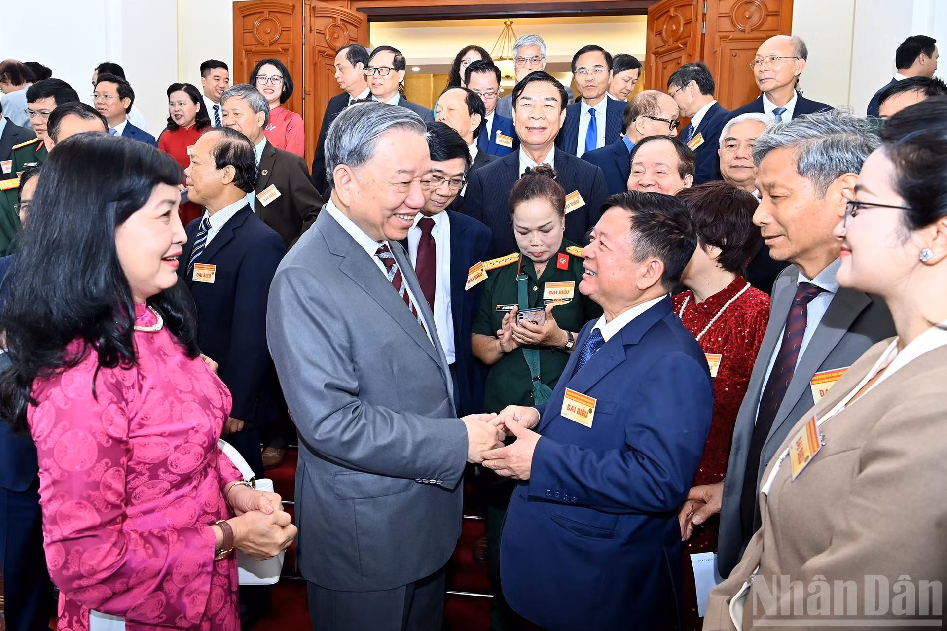 [Foto] Máximo dirigente partidista se reúne con intelectuales, científicos y artistas vietnamitas