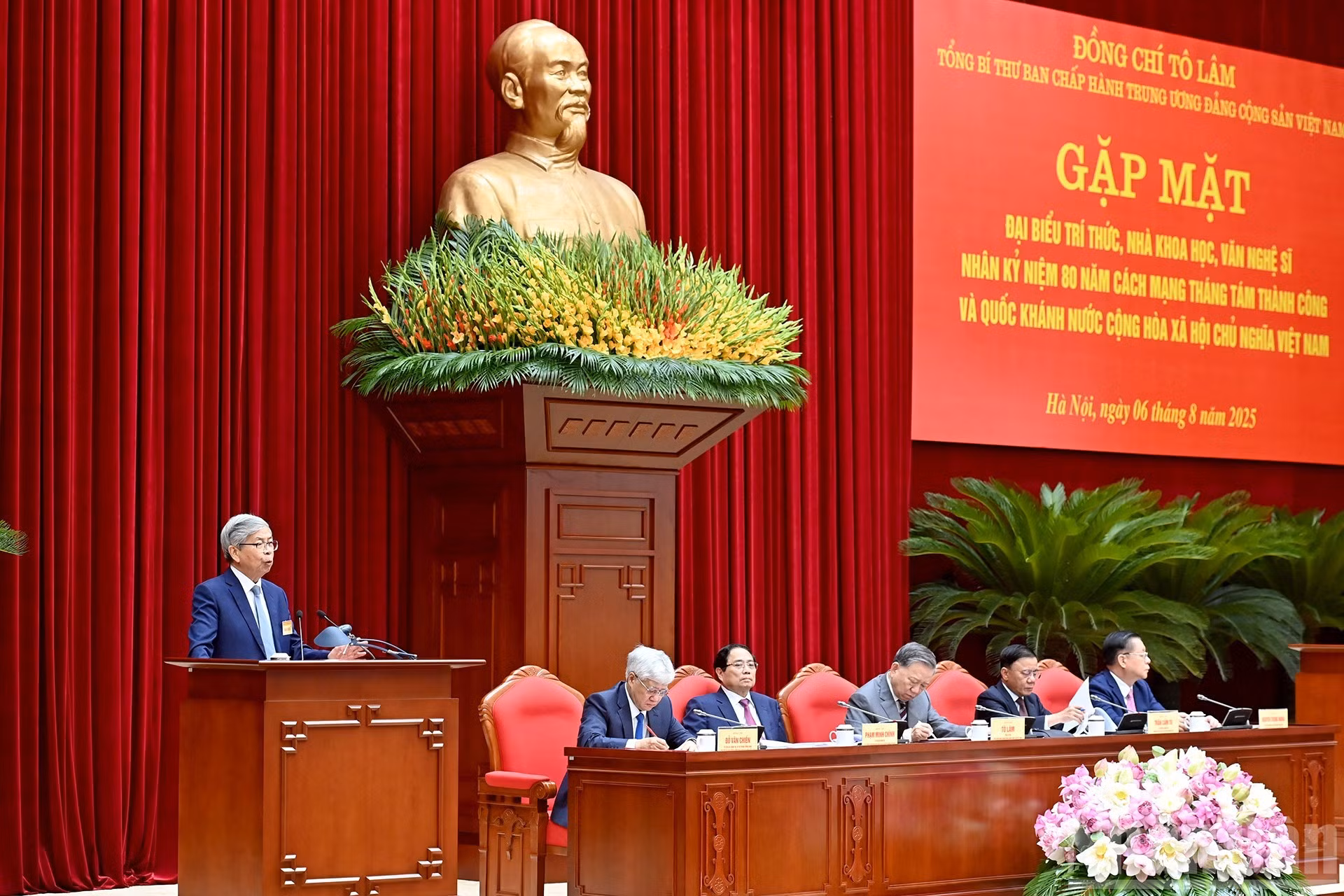 El profesor y doctor en ciencias Dang Vu Minh habla en la cita.