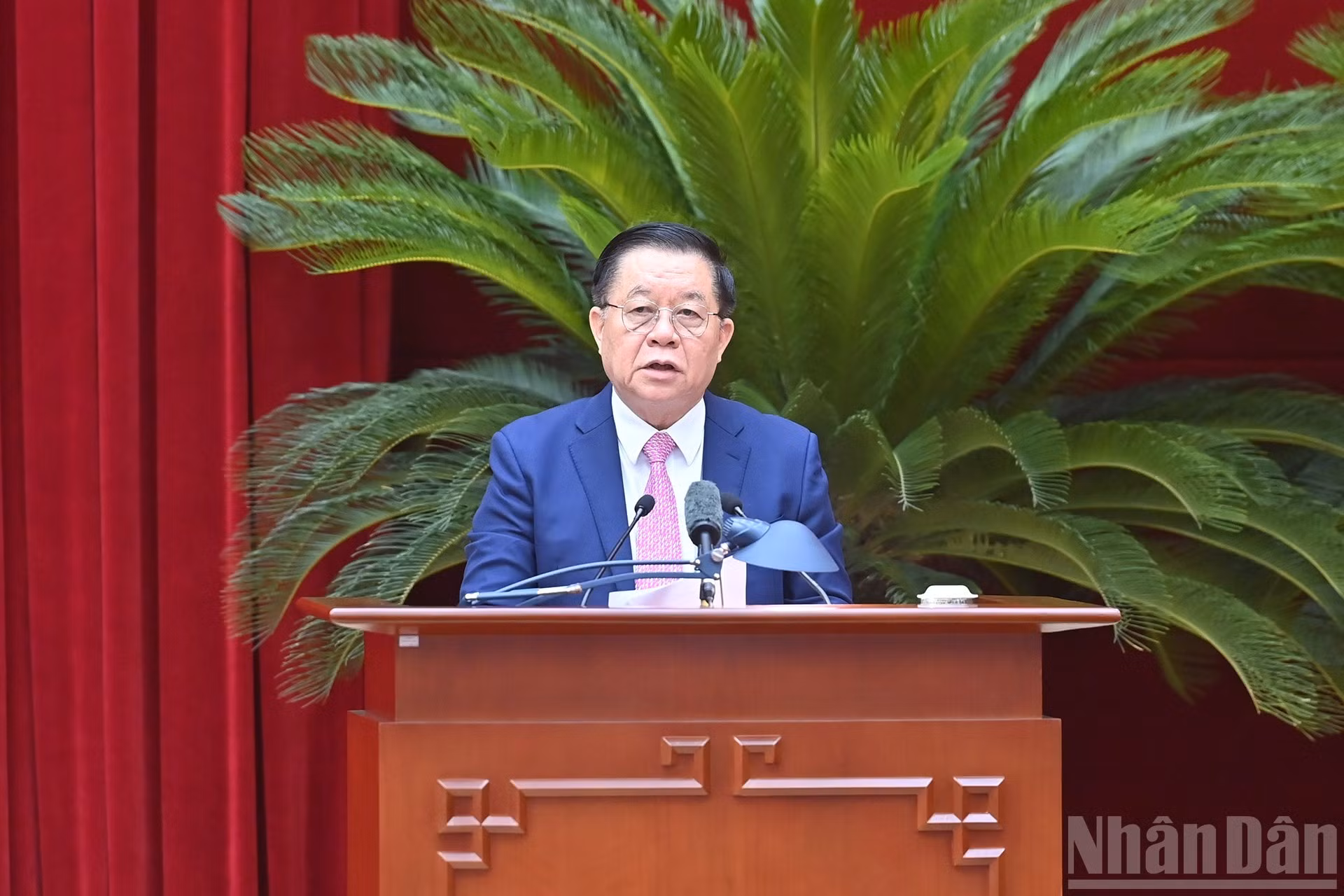 Nguyen Trong Nghia, jefe de la Comisión de Propaganda y Movilización de Masas del Comité Central del Partido Comunista de Vietnam, habla en el acto.