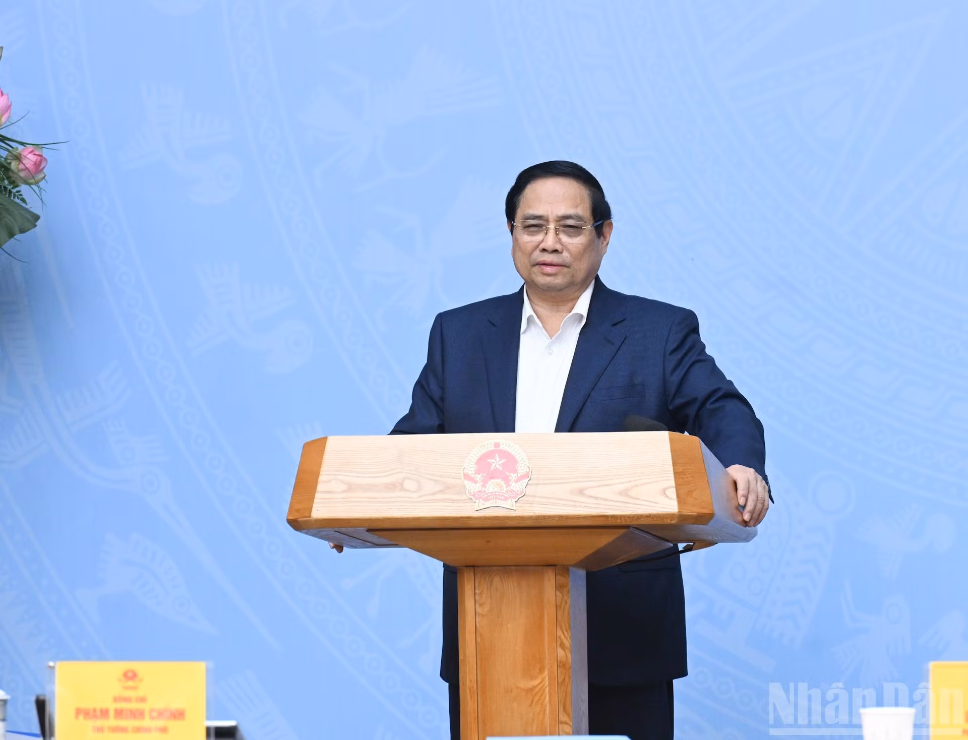 El primer ministro de Vietnam, Pham Minh Chinh, toma la palabra en la conferencia.