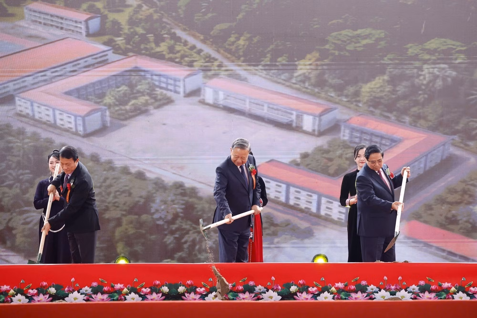 El secretario general del PCV, To Lam, el primer ministro Pham Minh Chinh, y los representantes realizan acto de inicio de construcción de escuelas.