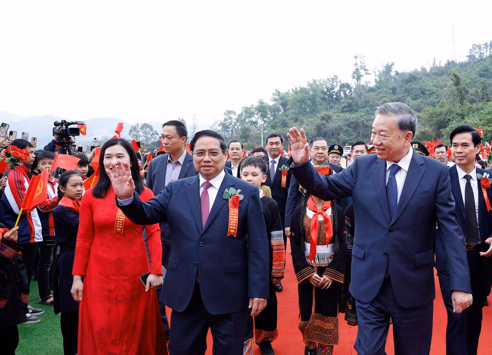 El secretario general del PCV, To Lam, y el premier Pham Minh Chinh acuden al evento.