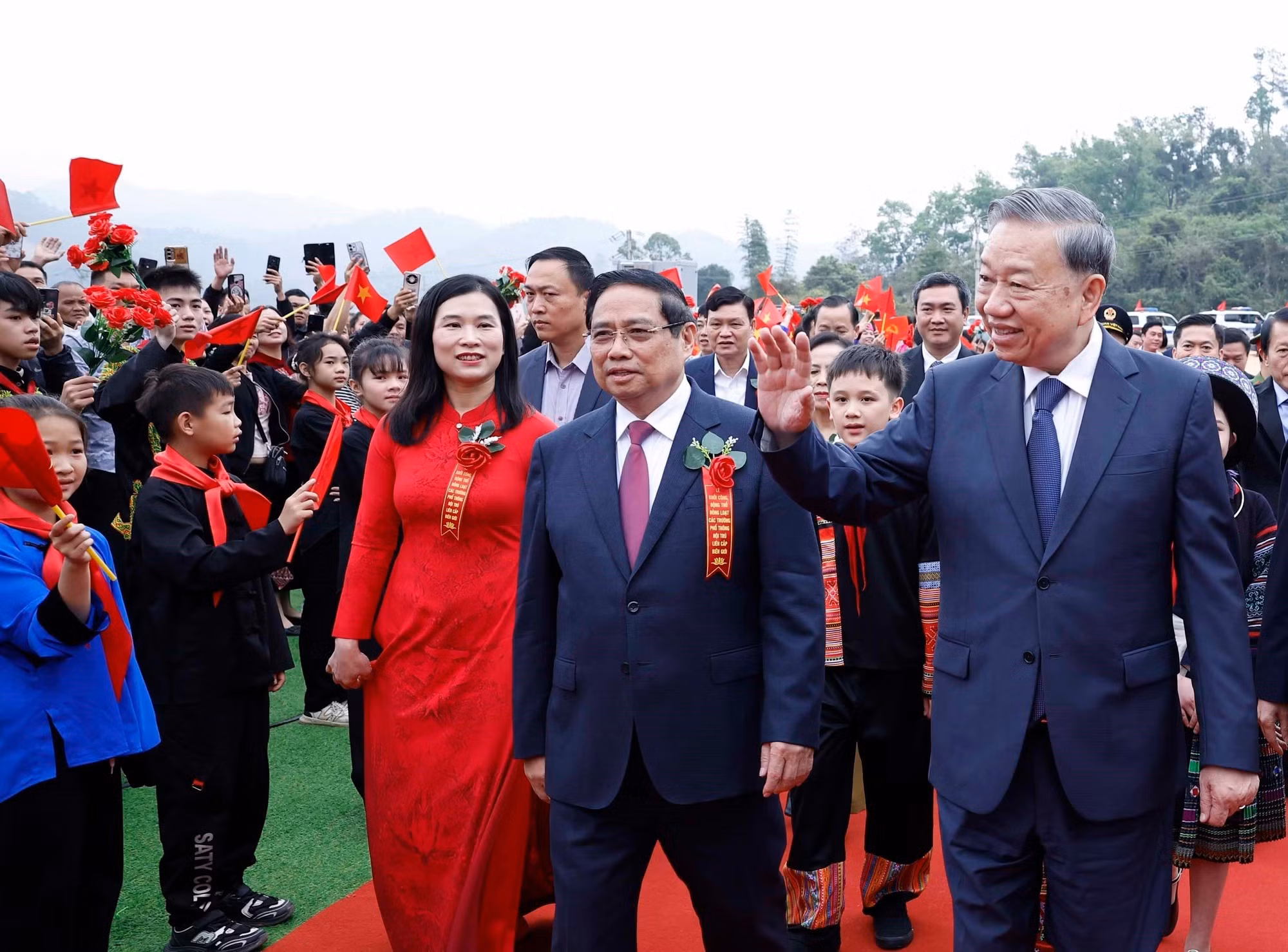 El secretario general del PCV, To Lam, y el premier Pham Minh Chinh acuden a la ceremonia.