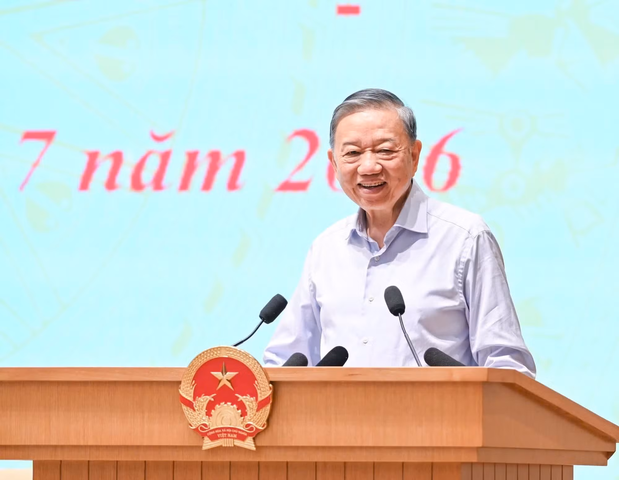 El mandatario vietnamita To Lam toma la palabra en la reunión.