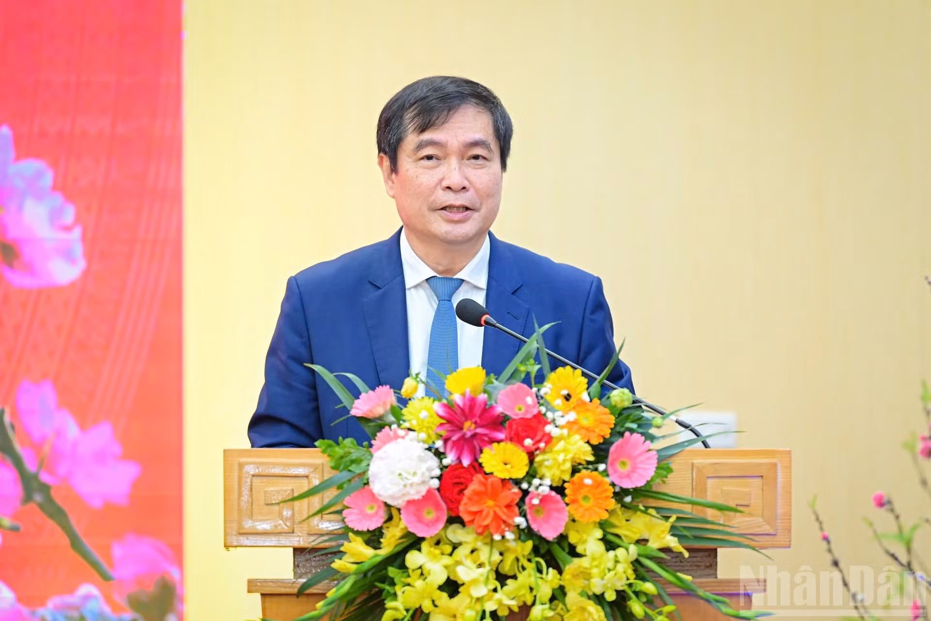 Phan Xuan Thuy, subjefe de la Comisión de Propaganda y Movilización de Masas, habla en la cita.