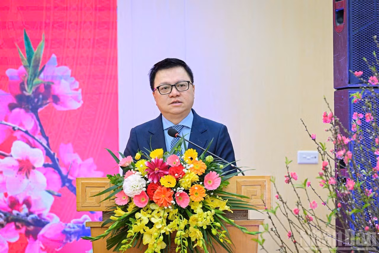 El presidente-editor del periódico Nhan Dan, Le Quoc Minh, habla en la cita.
