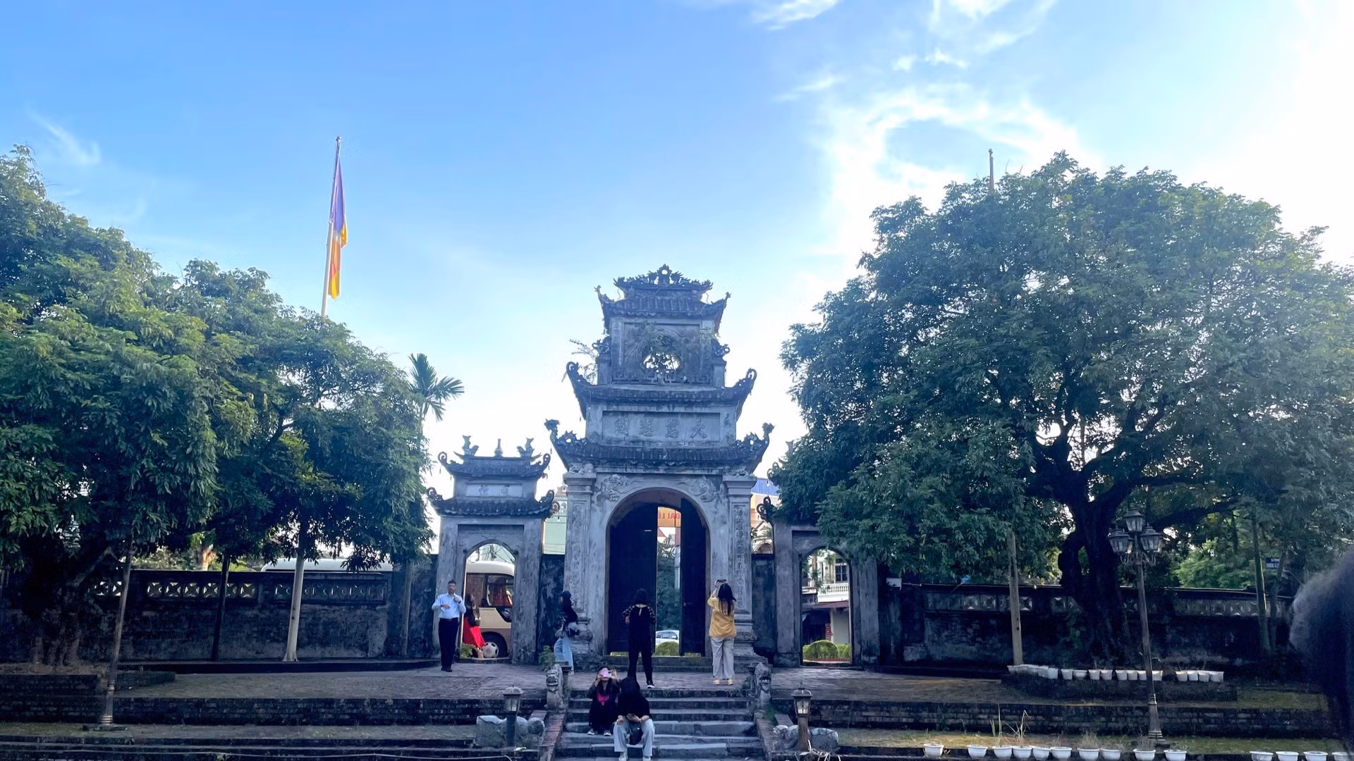 La puerta de entrada de tres arcos (tam quan) de la pagoda Chuong vista desde el interior.
