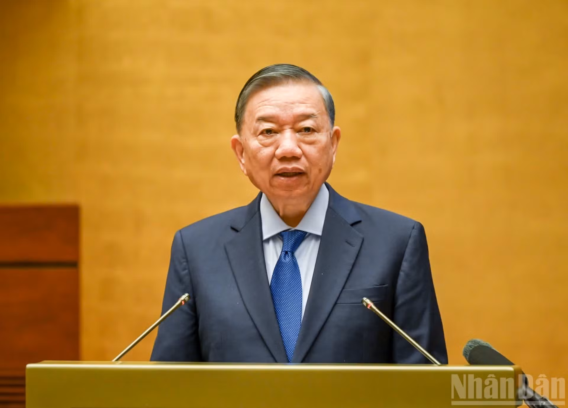El secretario general del Partido Comunista y presidente de Vietnam, To Lam, toma la palabra en la conferencia.