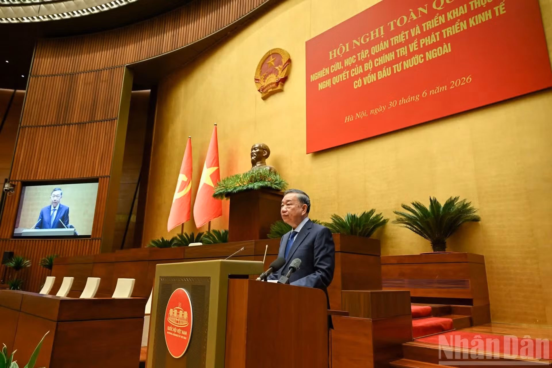 El secretario general del Partido Comunista y presidente de Vietnam, To Lam, toma la palabra en la conferencia.