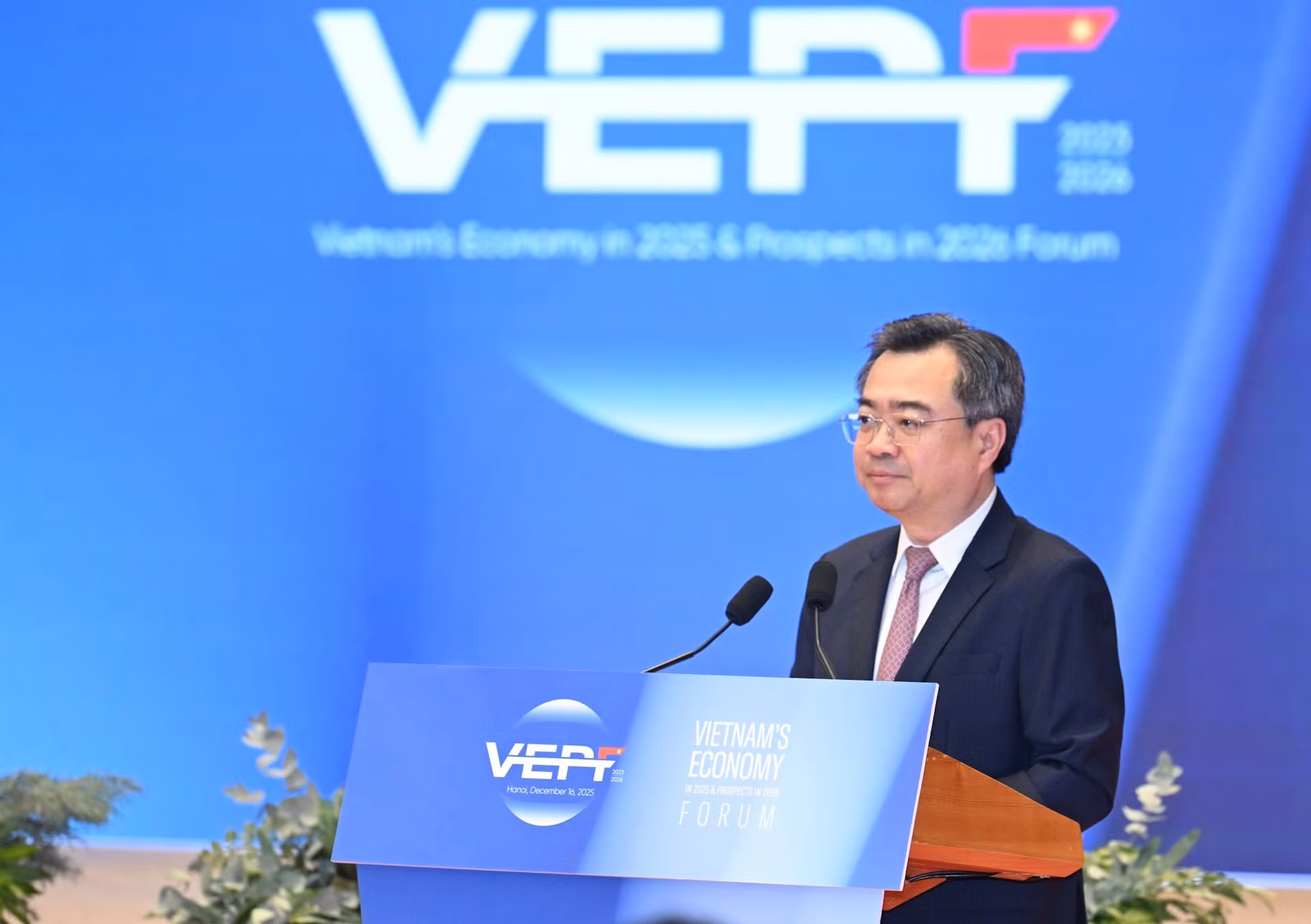 El jefe de la Comisión de Políticas y Estrategias del Comité Central del PCV, Nguyen Thanh Nghi, habla en el evento.